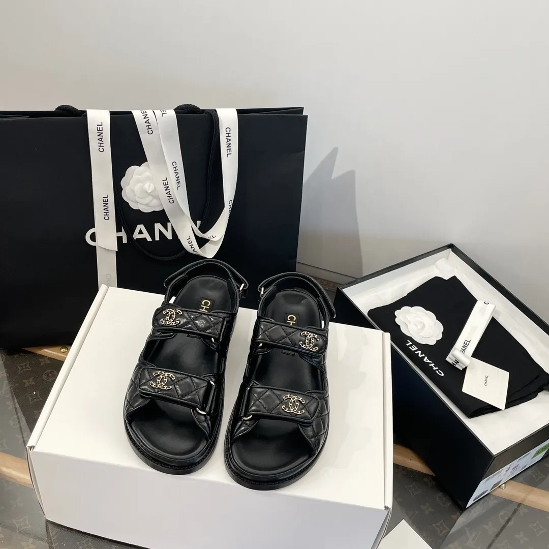 ✅🍿️💰160(配送全套包装) 香奈儿凉鞋 𝗖𝗛*𝗔𝗡𝗟||小香最新款魔术贴 拖鞋款‼️ ⇢✈鞋面:原版1:1定制进口高光羊皮~菱格电绣工艺~饱满有质感! ⇢✈内里//垫脚:进口哑光羊皮【烫金logo均匀清晰效果与ZP如出一辙】 ⇢✈五金扣:原版1:1独家开模白钢材质~标志性logo链条扣⛓️ ~纯手工打造 双C有独特的印记~持久不软化 ⇢✈中底:原版1:1独家进口PU原材料磨具成型 ⇢✈大底:大底独家1:1原版开模 ⇢✈𝐒𝐈𝐙𝐄: 35、36、37、38、39、40(41定制不退不换)