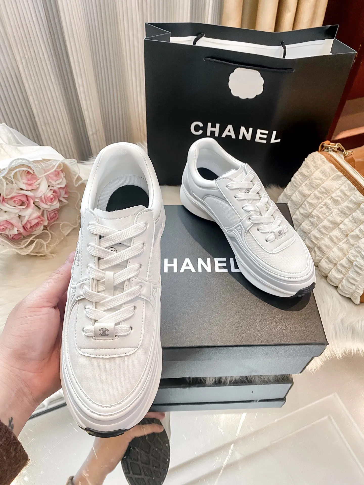 ✅🍿️💰275（配送全套包装） 香奈儿运动鞋 ⚠️高版本 ❇️❇️【 小香 】最❤️颜色新版本🤗🤗最近非常火爆的一款运动鞋👟气质非凡垫脚羊皮拒绝❌臭脚🤭后皱设计舒适百搭、多个颜色选择、每一个颜色都经过精心设计、确保出入专柜毫无压力🥳🥳防滑底设计👍🏻👍🏻姐妹们、加入购物车吧🛒 标准码数：✅35-41 款式：原标，全套包装 颜色：黑色，白色