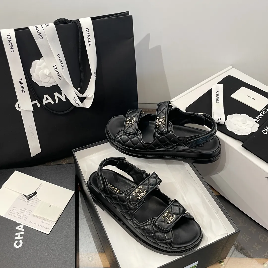 ✅🍿️💰160(配送全套包装) 香奈儿凉鞋 𝗖𝗛*𝗔𝗡𝗟||小香最新款魔术贴 拖鞋款‼️ ⇢✈鞋面:原版1:1定制进口高光羊皮~菱格电绣工艺~饱满有质感! ⇢✈内里//垫脚:进口哑光羊皮【烫金logo均匀清晰效果与ZP如出一辙】 ⇢✈五金扣:原版1:1独家开模白钢材质~标志性logo链条扣⛓️ ~纯手工打造 双C有独特的印记~持久不软化 ⇢✈中底:原版1:1独家进口PU原材料磨具成型 ⇢✈大底:大底独家1:1原版开模 ⇢✈𝐒𝐈𝐙𝐄: 35、36、37、38、39、40(41定制不退不换)