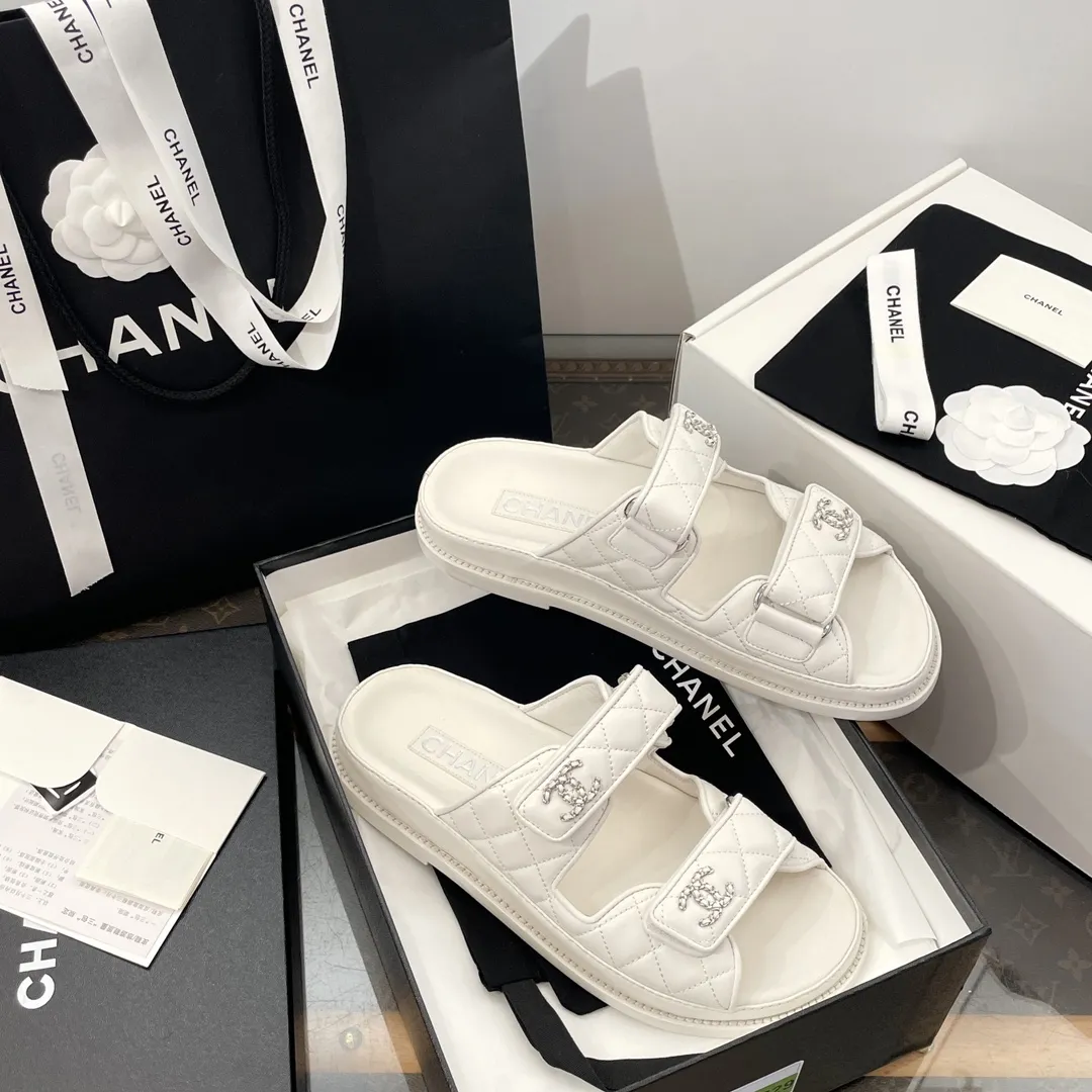 ✅🍿️💰160(配送全套包装) 香奈儿凉鞋 𝗖𝗛*𝗔𝗡𝗟||小香最新款魔术贴 拖鞋款‼️ ⇢✈鞋面:原版1:1定制进口高光羊皮~菱格电绣工艺~饱满有质感! ⇢✈内里//垫脚:进口哑光羊皮【烫金logo均匀清晰效果与ZP如出一辙】 ⇢✈五金扣:原版1:1独家开模白钢材质~标志性logo链条扣⛓️ ~纯手工打造 双C有独特的印记~持久不软化 ⇢✈中底:原版1:1独家进口PU原材料磨具成型 ⇢✈大底:大底独家1:1原版开模 ⇢✈𝐒𝐈𝐙𝐄: 35、36、37、38、39、40(41定制不退不换)