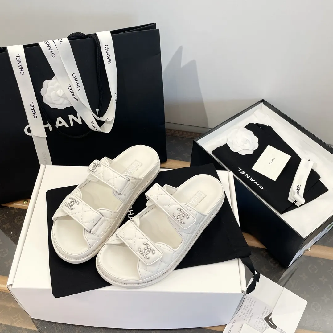 ✅🍿️💰160(配送全套包装) 香奈儿凉鞋 𝗖𝗛*𝗔𝗡𝗟||小香最新款魔术贴 拖鞋款‼️ ⇢✈鞋面:原版1:1定制进口高光羊皮~菱格电绣工艺~饱满有质感! ⇢✈内里//垫脚:进口哑光羊皮【烫金logo均匀清晰效果与ZP如出一辙】 ⇢✈五金扣:原版1:1独家开模白钢材质~标志性logo链条扣⛓️ ~纯手工打造 双C有独特的印记~持久不软化 ⇢✈中底:原版1:1独家进口PU原材料磨具成型 ⇢✈大底:大底独家1:1原版开模 ⇢✈𝐒𝐈𝐙𝐄: 35、36、37、38、39、40(41定制不退不换)