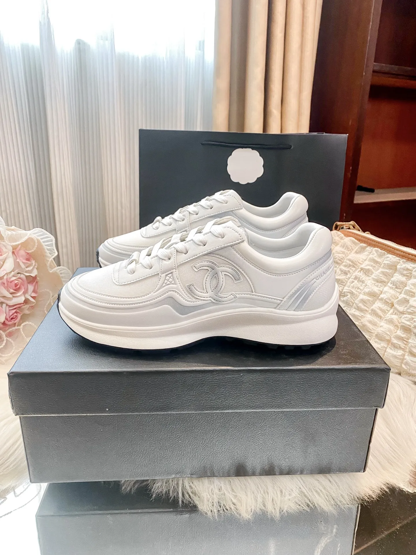 ✅🍿️💰275（配送全套包装） 香奈儿运动鞋 ⚠️高版本 ❇️❇️【 小香 】最❤️颜色新版本🤗🤗最近非常火爆的一款运动鞋👟气质非凡垫脚羊皮拒绝❌臭脚🤭后皱设计舒适百搭、多个颜色选择、每一个颜色都经过精心设计、确保出入专柜毫无压力🥳🥳防滑底设计👍🏻👍🏻姐妹们、加入购物车吧🛒 标准码数：✅35-41 款式：原标，全套包装 颜色：黑色，白色