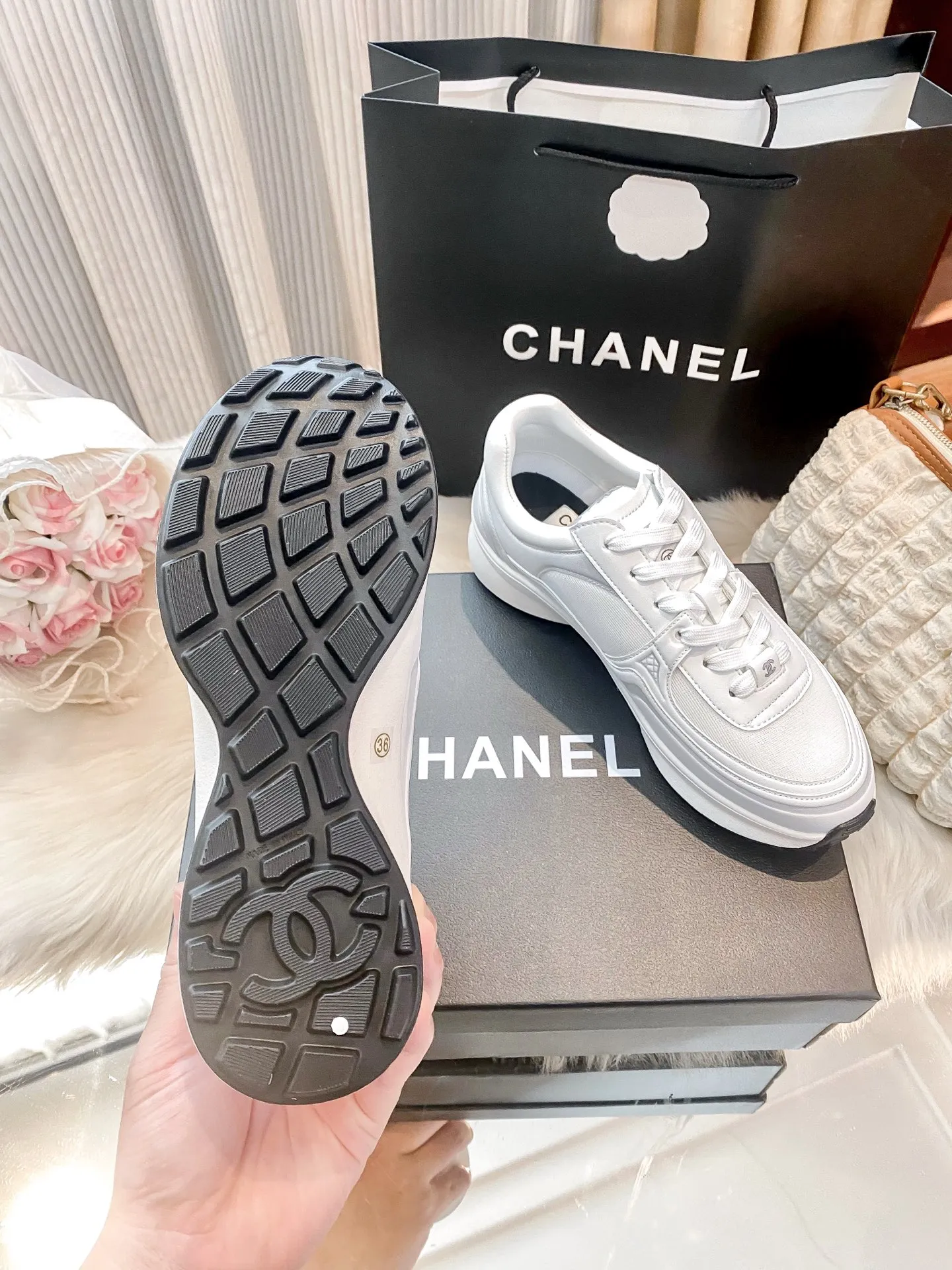 ✅🍿️💰275(配送全套包装) 香奈儿运动鞋 ⚠️高版本 ❇️❇️【 小香 】最❤️颜色新版本🤗🤗最近非常火爆的一款运动鞋👟气质非凡垫脚羊皮拒绝❌臭脚🤭后皱设计舒适百搭、多个颜色选择、每一个颜色都经过精心设计、确保出入专柜毫无压力🥳🥳防滑底设计👍🏻👍🏻姐妹们、加入购物车吧🛒 标准码数:✅35-41 款式:原标,全套包装 颜色:黑色,白色