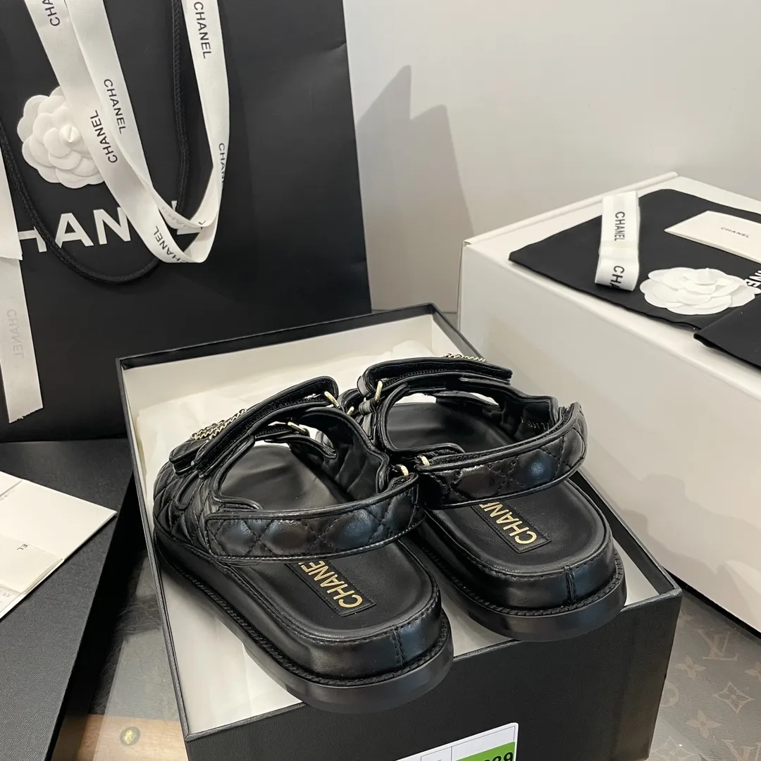 ✅🍿️💰160(配送全套包装) 香奈儿凉鞋 𝗖𝗛*𝗔𝗡𝗟||小香最新款魔术贴 拖鞋款‼️ ⇢✈鞋面:原版1:1定制进口高光羊皮~菱格电绣工艺~饱满有质感! ⇢✈内里//垫脚:进口哑光羊皮【烫金logo均匀清晰效果与ZP如出一辙】 ⇢✈五金扣:原版1:1独家开模白钢材质~标志性logo链条扣⛓️ ~纯手工打造 双C有独特的印记~持久不软化 ⇢✈中底:原版1:1独家进口PU原材料磨具成型 ⇢✈大底:大底独家1:1原版开模 ⇢✈𝐒𝐈𝐙𝐄: 35、36、37、38、39、40(41定制不退不换)