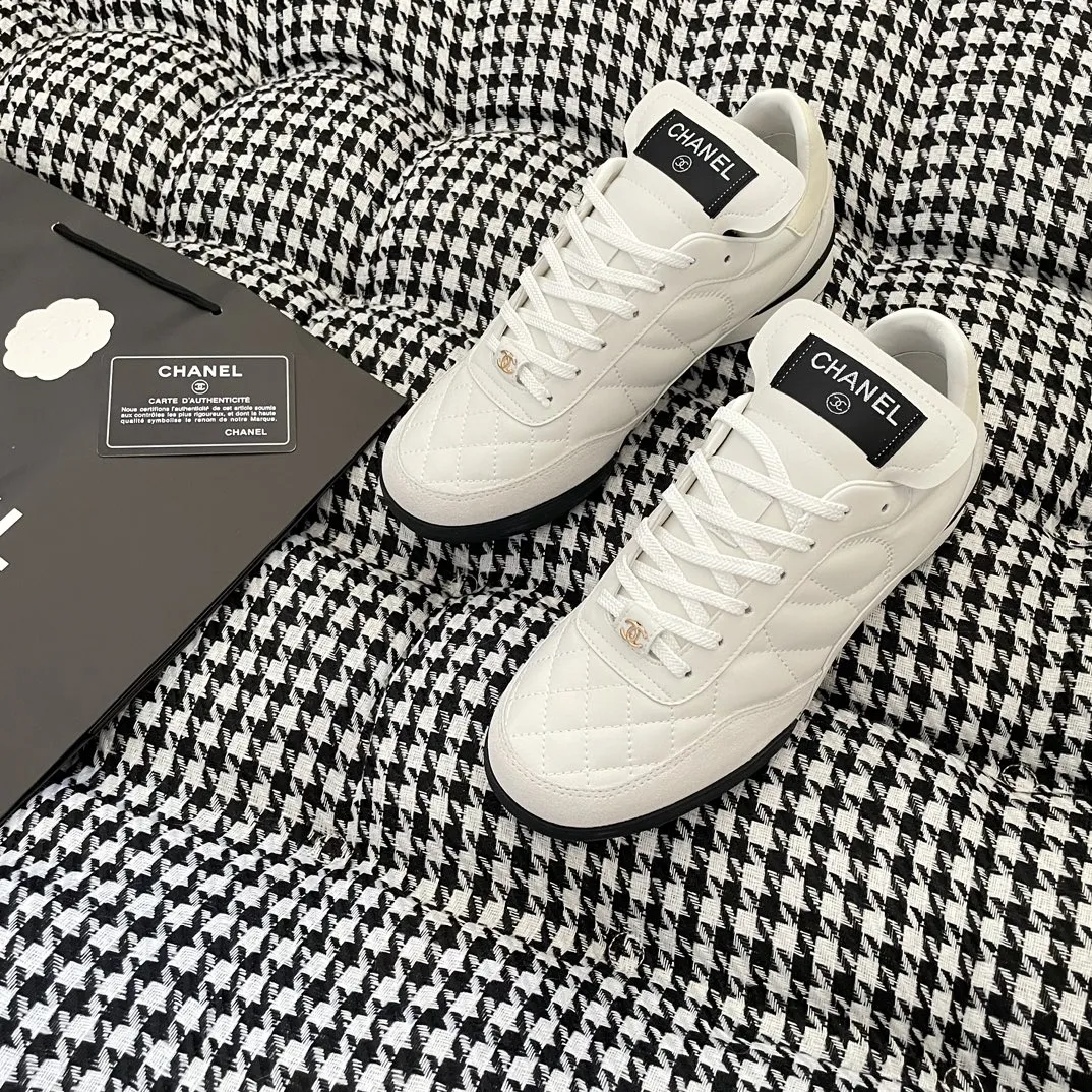 ✅🍿️💰230 （配送全套包装） 香奈儿休闲鞋 ⚠️高版本 CHANEL 香奈儿 2023顶级专柜 官网上新 秋冬新款 香奈儿电绣菱格休闲鞋 小红书推荐 热搜新款 街拍同款 ➤ 原版开模 代购版本 ➤ 进口小羊皮 ➤ 内里羊皮 ➤ 垫脚丝绸牛皮 ➤ 私膜TPU大底 ➤ 全套专柜包装 Szie:35-40