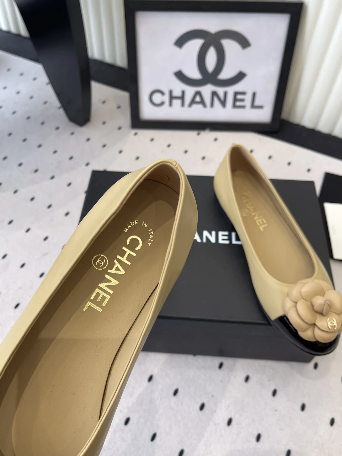 ✅🍿️💰155(配送全套包装) 香奈儿单鞋 Chanel新款山茶花平底鞋 高版本 触感温柔得不像话 鞋面那朵立体山茶花 经典永不过时 进口羊皮鞋面 羊皮垫脚 Size:35-41(40 41订做)