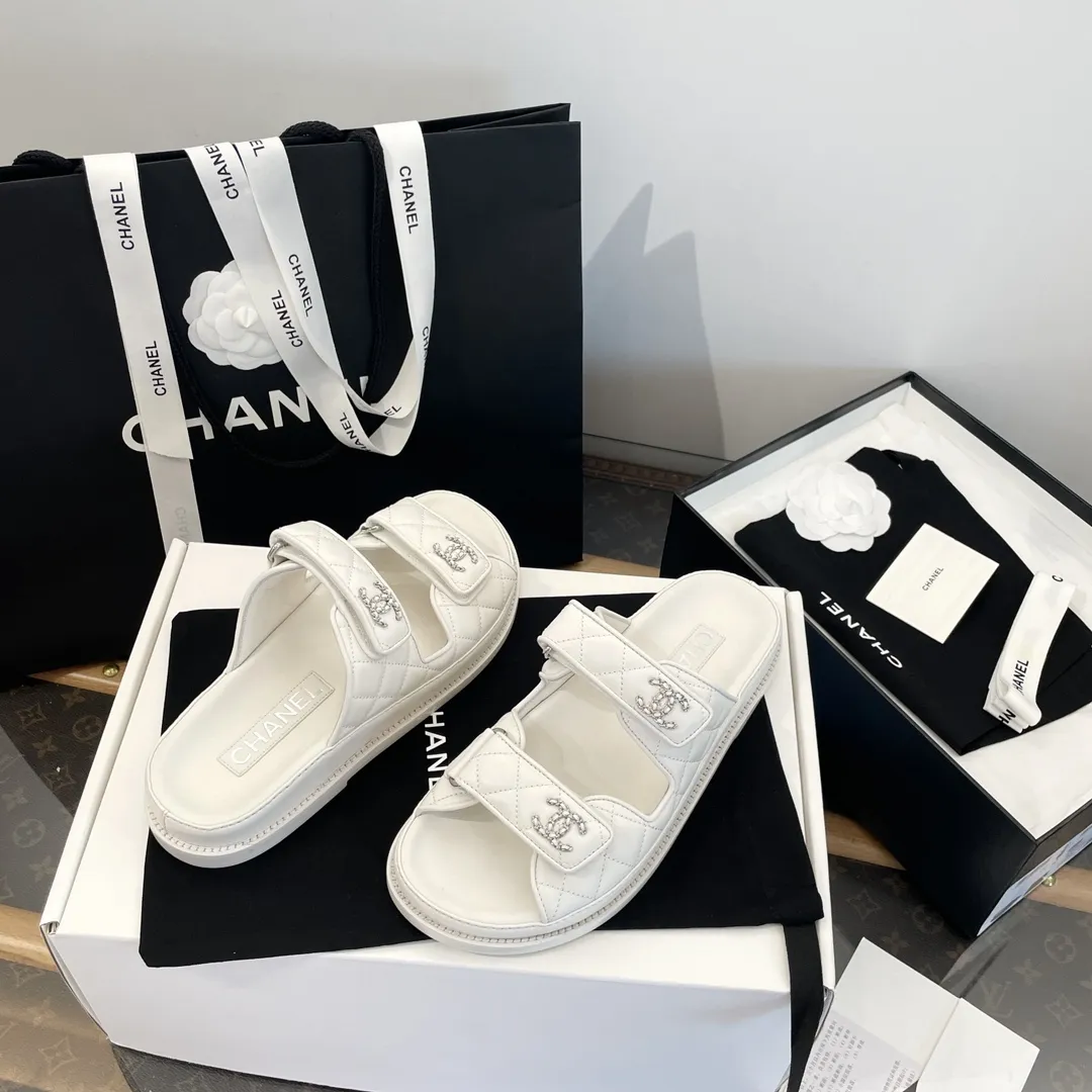 ✅🍿️💰160（配送全套包装） 香奈儿凉鞋 𝗖𝗛*𝗔𝗡𝗟||小香最新款魔术贴 拖鞋款‼️ ⇢✈鞋面：原版1:1定制进口高光羊皮～菱格电绣工艺～饱满有质感！ ⇢✈内里//垫脚：进口哑光羊皮【烫金logo均匀清晰效果与ZP如出一辙】 ⇢✈五金扣：原版1:1独家开模白钢材质～标志性logo链条扣⛓️ ～纯手工打造 双C有独特的印记～持久不软化 ⇢✈中底：原版1:1独家进口PU原材料磨具成型 ⇢✈大底：大底独家1:1原版开模 ⇢✈𝐒𝐈𝐙𝐄: 35、36、37、38、39、40（41定制不退不换）