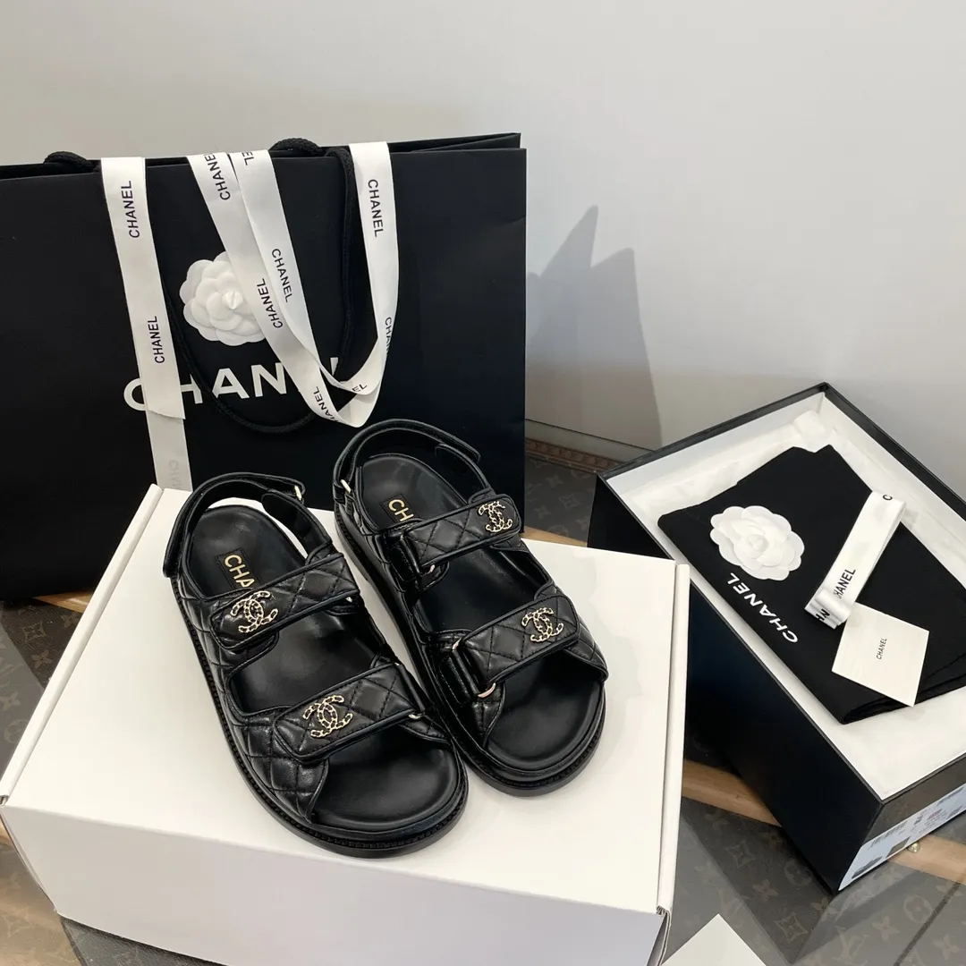 ✅🍿️💰160（配送全套包装） 香奈儿凉鞋 𝗖𝗛*𝗔𝗡𝗟||小香最新款魔术贴 拖鞋款‼️ ⇢✈鞋面：原版1:1定制进口高光羊皮～菱格电绣工艺～饱满有质感！ ⇢✈内里//垫脚：进口哑光羊皮【烫金logo均匀清晰效果与ZP如出一辙】 ⇢✈五金扣：原版1:1独家开模白钢材质～标志性logo链条扣⛓️ ～纯手工打造 双C有独特的印记～持久不软化 ⇢✈中底：原版1:1独家进口PU原材料磨具成型 ⇢✈大底：大底独家1:1原版开模 ⇢✈𝐒𝐈𝐙𝐄: 35、36、37、38、39、40（41定制不退不换）