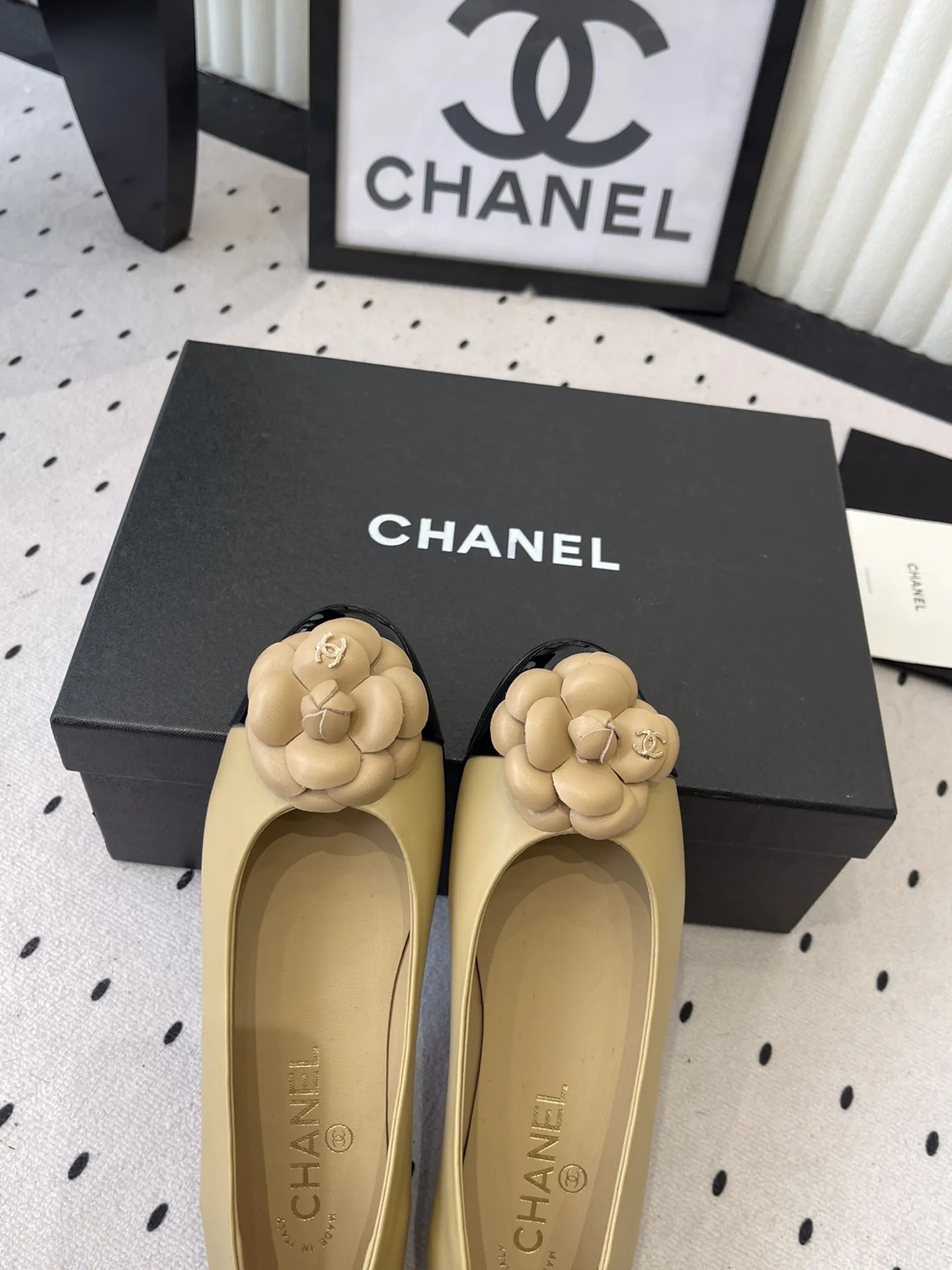 ✅🍿️💰155（配送全套包装） 香奈儿单鞋 Chanel新款山茶花平底鞋 高版本 触感温柔得不像话 鞋面那朵立体山茶花 经典永不过时 进口羊皮鞋面 羊皮垫脚 Size：35-41（40 41订做）