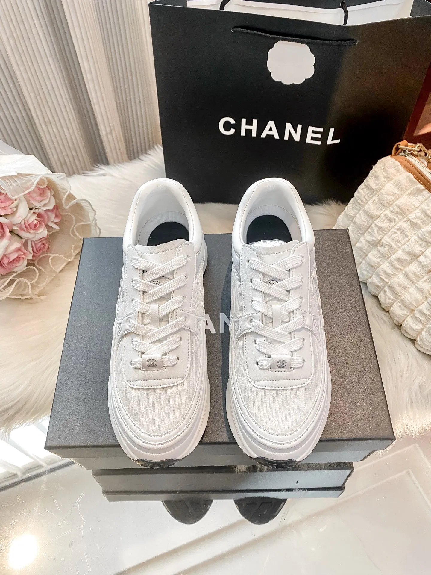 ✅🍿️💰275(配送全套包装) 香奈儿运动鞋 ⚠️高版本 ❇️❇️【 小香 】最❤️颜色新版本🤗🤗最近非常火爆的一款运动鞋👟气质非凡垫脚羊皮拒绝❌臭脚🤭后皱设计舒适百搭、多个颜色选择、每一个颜色都经过精心设计、确保出入专柜毫无压力🥳🥳防滑底设计👍🏻👍🏻姐妹们、加入购物车吧🛒 标准码数:✅35-41 款式:原标,全套包装 颜色:黑色,白色