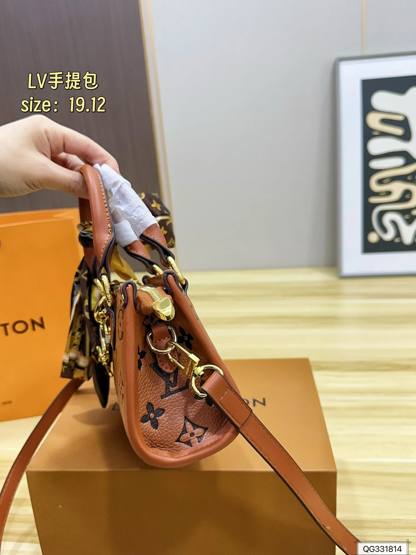 💰130 配盒 Lv手提包 这款包真的很简单 😍 越看越好看 容量非常感人 轻松装纳日常随身物品 尺寸:19.12