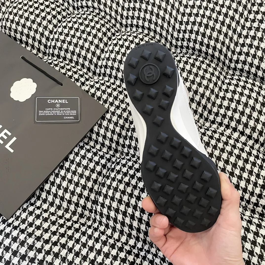 ✅🍿️💰230 (配送全套包装) 香奈儿休闲鞋 ⚠️高版本 CHANEL 香奈儿 2023顶级专柜 官网上新 秋冬新款 香奈儿电绣菱格休闲鞋 小红书推荐 热搜新款 街拍同款 ➤ 原版开模 代购版本 ➤ 进口小羊皮 ➤ 内里羊皮 ➤ 垫脚丝绸牛皮 ➤ 私膜TPU大底 ➤ 全套专柜包装 Szie:35-40
