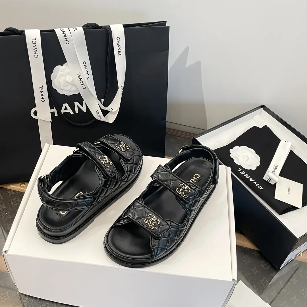 ✅🍿️💰160（配送全套包装） 香奈儿凉鞋 𝗖𝗛*𝗔𝗡𝗟||小香最新款魔术贴 拖鞋款‼️ ⇢✈鞋面：原版1:1定制进口高光羊皮～菱格电绣工艺～饱满有质感！ ⇢✈内里//垫脚：进口哑光羊皮【烫金logo均匀清晰效果与ZP如出一辙】 ⇢✈五金扣：原版1:1独家开模白钢材质～标志性logo链条扣⛓️ ～纯手工打造 双C有独特的印记～持久不软化 ⇢✈中底：原版1:1独家进口PU原材料磨具成型 ⇢✈大底：大底独家1:1原版开模 ⇢✈𝐒𝐈𝐙𝐄: 35、36、37、38、39、40（41定制不退不换）