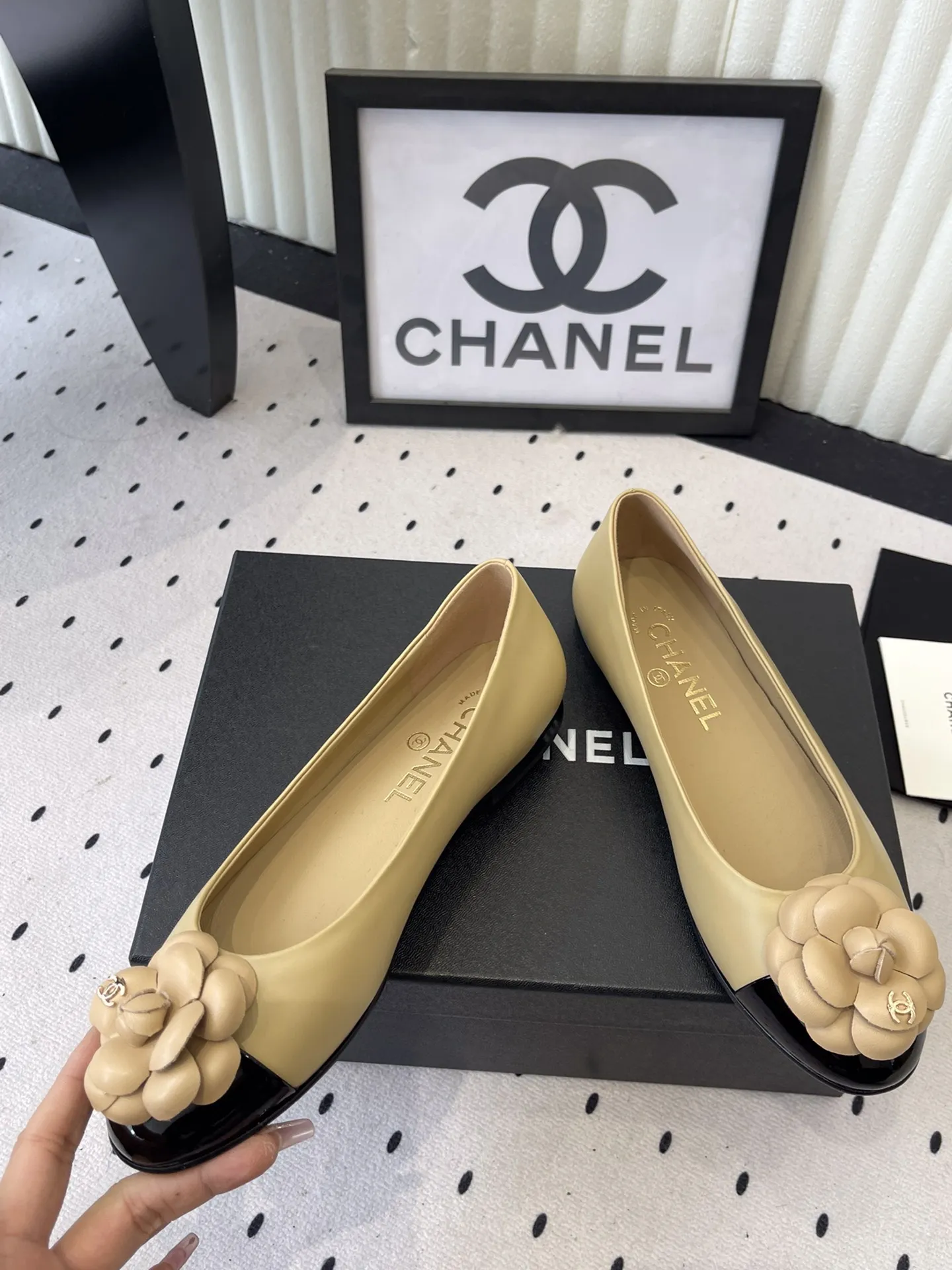 ✅🍿️💰155(配送全套包装) 香奈儿单鞋 Chanel新款山茶花平底鞋 高版本 触感温柔得不像话 鞋面那朵立体山茶花 经典永不过时 进口羊皮鞋面 羊皮垫脚 Size:35-41(40 41订做)