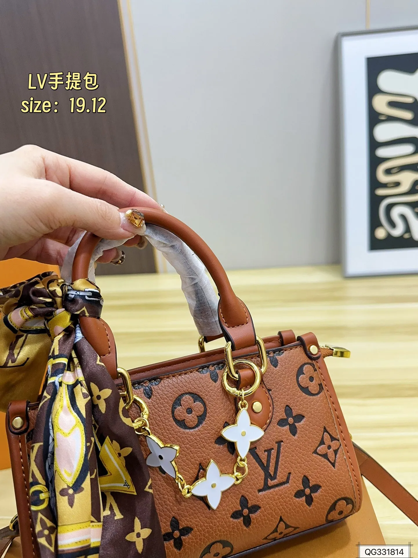 💰130 配盒 Lv手提包 这款包真的很简单 😍 越看越好看 容量非常感人 轻松装纳日常随身物品 尺寸：19.12