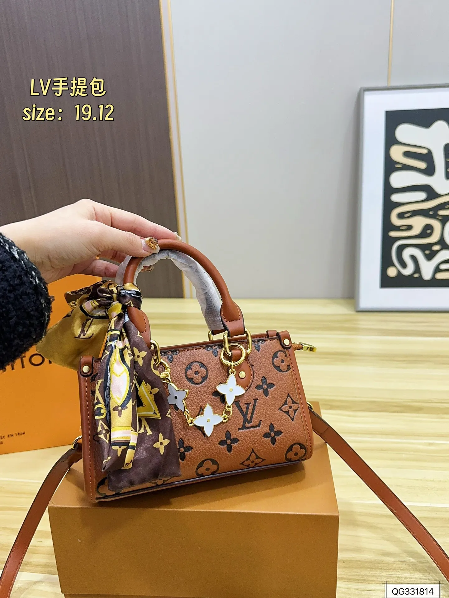 💰130 配盒 Lv手提包 这款包真的很简单 😍 越看越好看 容量非常感人 轻松装纳日常随身物品 尺寸:19.12