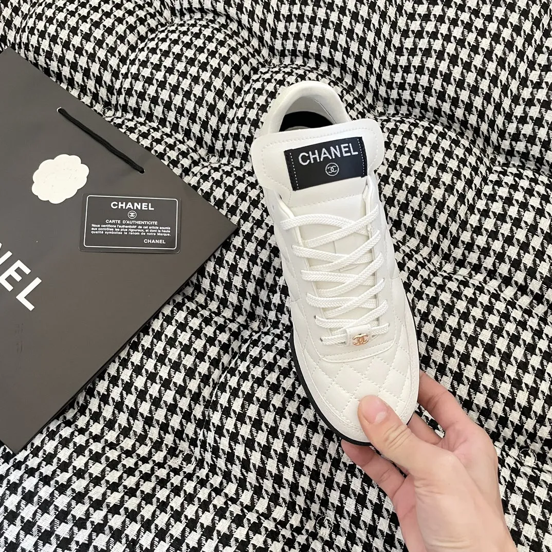 ✅🍿️💰230 （配送全套包装） 香奈儿休闲鞋 ⚠️高版本 CHANEL 香奈儿 2023顶级专柜 官网上新 秋冬新款 香奈儿电绣菱格休闲鞋 小红书推荐 热搜新款 街拍同款 ➤ 原版开模 代购版本 ➤ 进口小羊皮 ➤ 内里羊皮 ➤ 垫脚丝绸牛皮 ➤ 私膜TPU大底 ➤ 全套专柜包装 Szie:35-40
