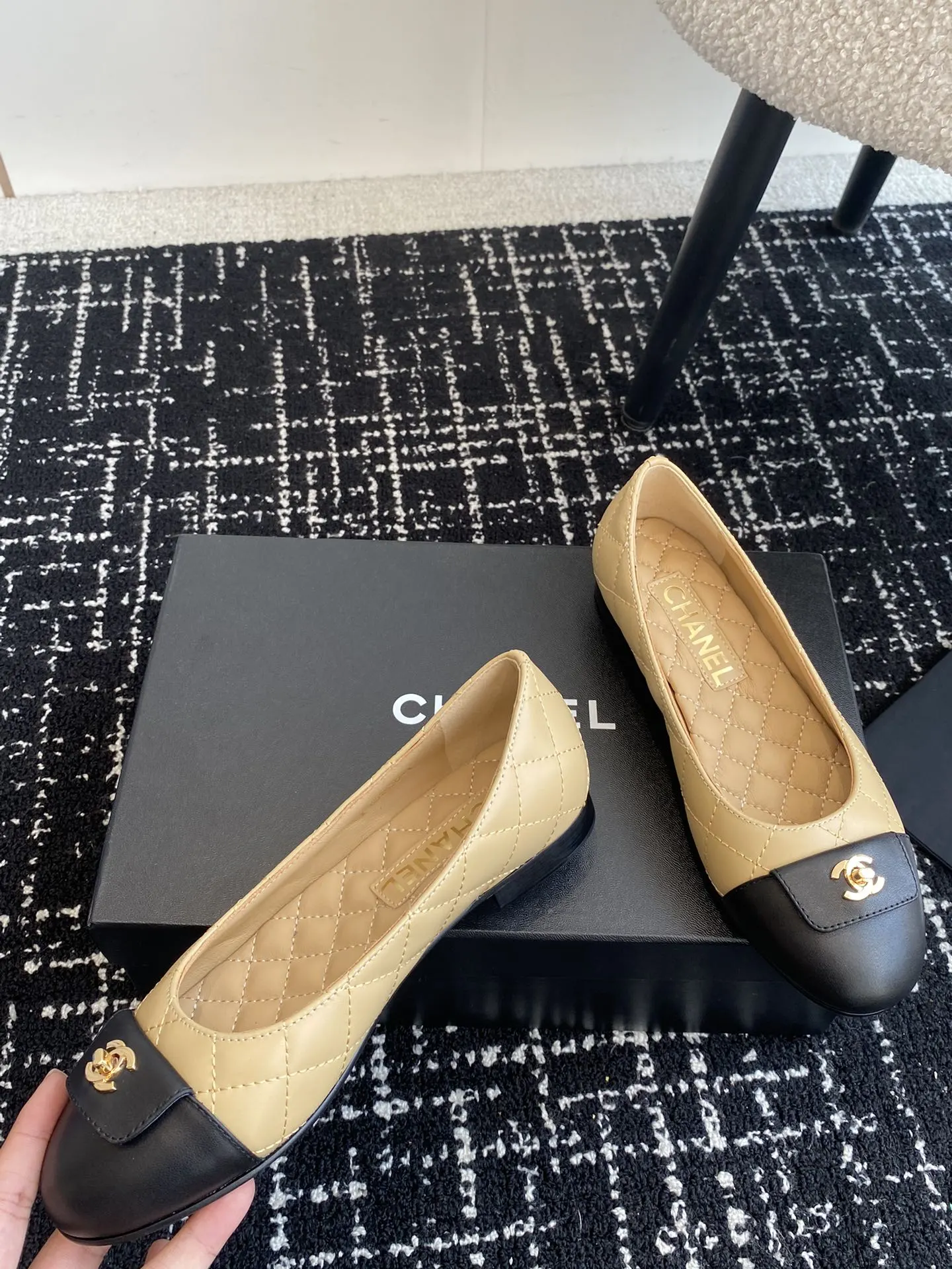 代购级💰280 Chanel23 芭蕾舞单鞋 原版1:1切割而成 Chanel香奈儿万年经典 圆头芭蕾舞鞋 好品质不多 真正做到随便进出专柜无压力 无论楦型、皮料选择、制造工艺都是正品工艺,十分考究。 面料:意大利进口混种羊皮 内里:进口绵羊皮(吸汗柔软) 鞋底:意大利特A级真皮底(非市场普通薄底) Size:#35-41(40.41定做)