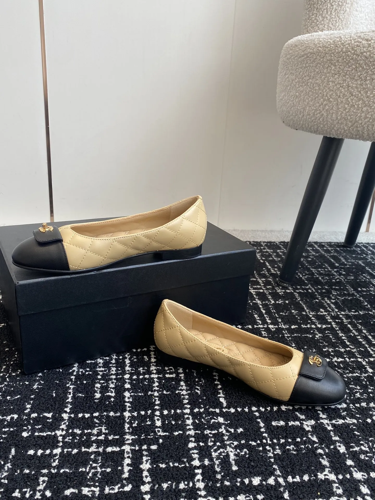 代购级💰280 Chanel23 芭蕾舞单鞋 原版1:1切割而成 Chanel香奈儿万年经典 圆头芭蕾舞鞋 好品质不多 真正做到随便进出专柜无压力 无论楦型、皮料选择、制造工艺都是正品工艺,十分考究。 面料:意大利进口混种羊皮 内里:进口绵羊皮(吸汗柔软) 鞋底:意大利特A级真皮底(非市场普通薄底) Size:#35-41(40.41定做)