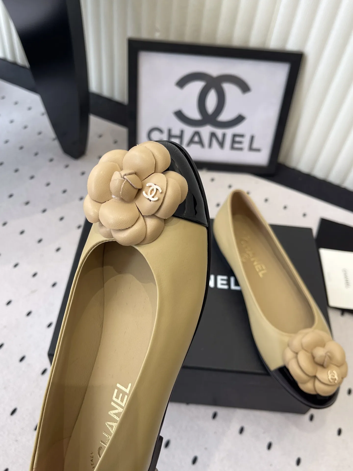 ✅🍿️💰155（配送全套包装） 香奈儿单鞋 Chanel新款山茶花平底鞋 高版本 触感温柔得不像话 鞋面那朵立体山茶花 经典永不过时 进口羊皮鞋面 羊皮垫脚 Size：35-41（40 41订做）