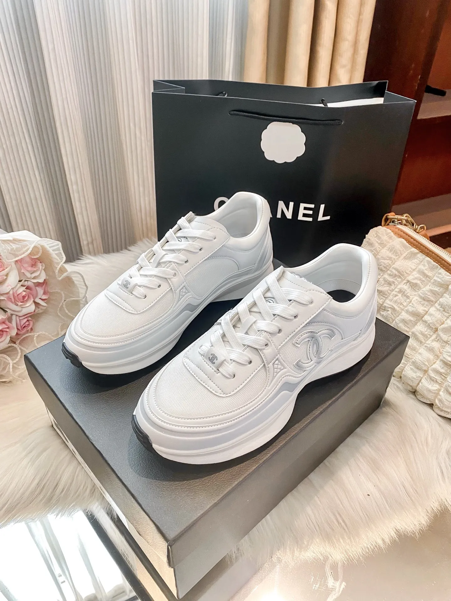 ✅🍿️💰275（配送全套包装） 香奈儿运动鞋 ⚠️高版本 ❇️❇️【 小香 】最❤️颜色新版本🤗🤗最近非常火爆的一款运动鞋👟气质非凡垫脚羊皮拒绝❌臭脚🤭后皱设计舒适百搭、多个颜色选择、每一个颜色都经过精心设计、确保出入专柜毫无压力🥳🥳防滑底设计👍🏻👍🏻姐妹们、加入购物车吧🛒 标准码数：✅35-41 款式：原标，全套包装 颜色：黑色，白色