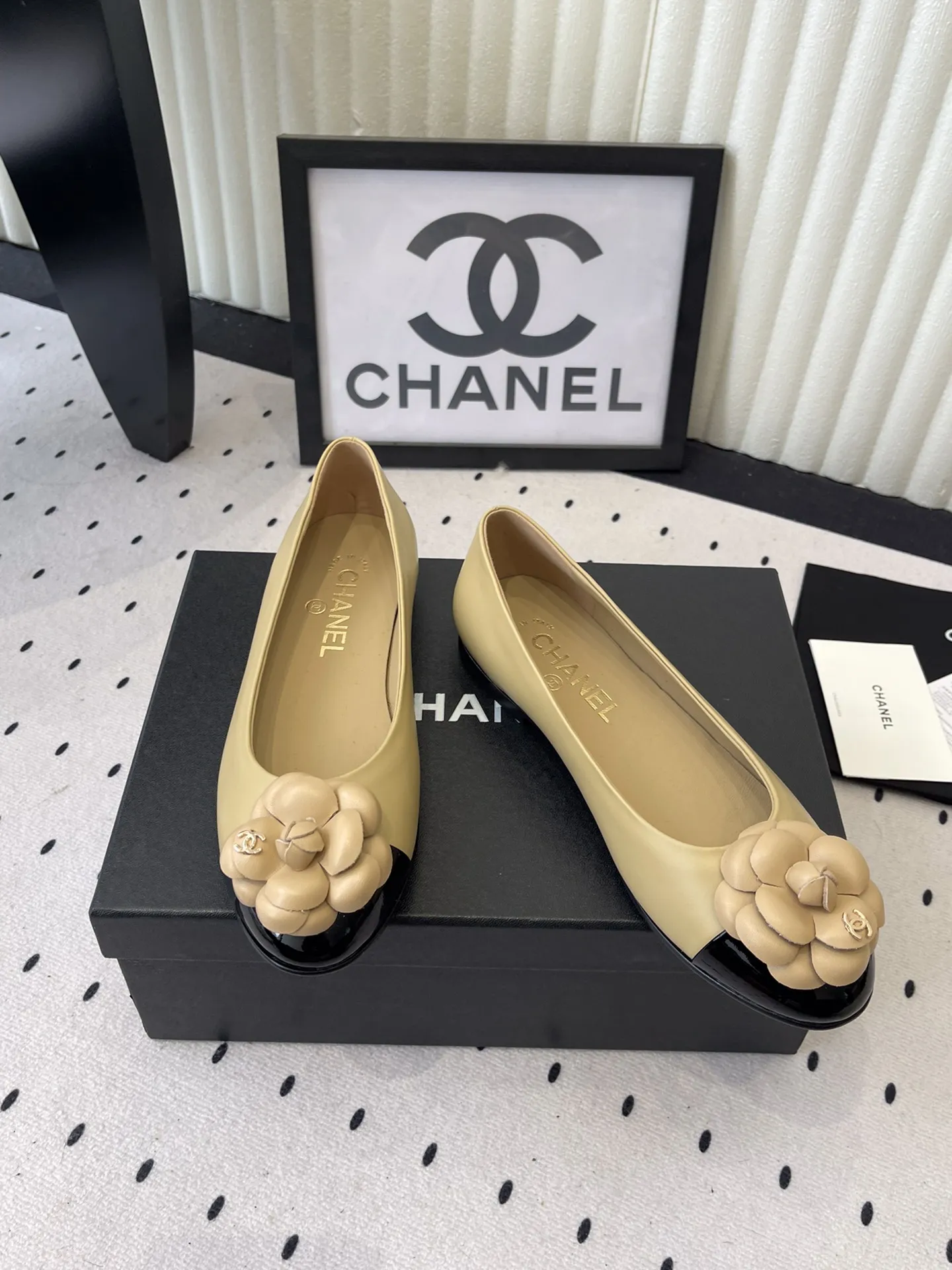 ✅🍿️💰155(配送全套包装) 香奈儿单鞋 Chanel新款山茶花平底鞋 高版本 触感温柔得不像话 鞋面那朵立体山茶花 经典永不过时 进口羊皮鞋面 羊皮垫脚 Size:35-41(40 41订做)