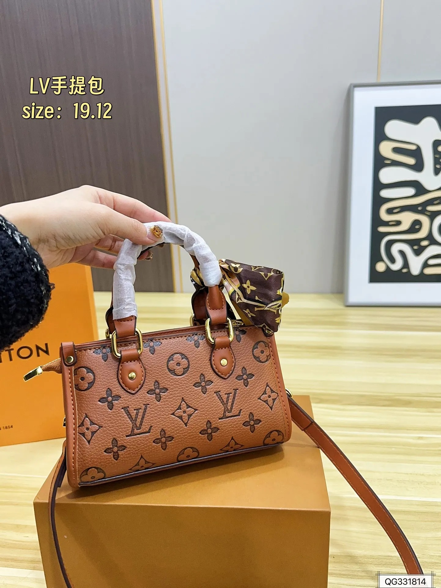 💰130 配盒 Lv手提包 这款包真的很简单 😍 越看越好看 容量非常感人 轻松装纳日常随身物品 尺寸：19.12