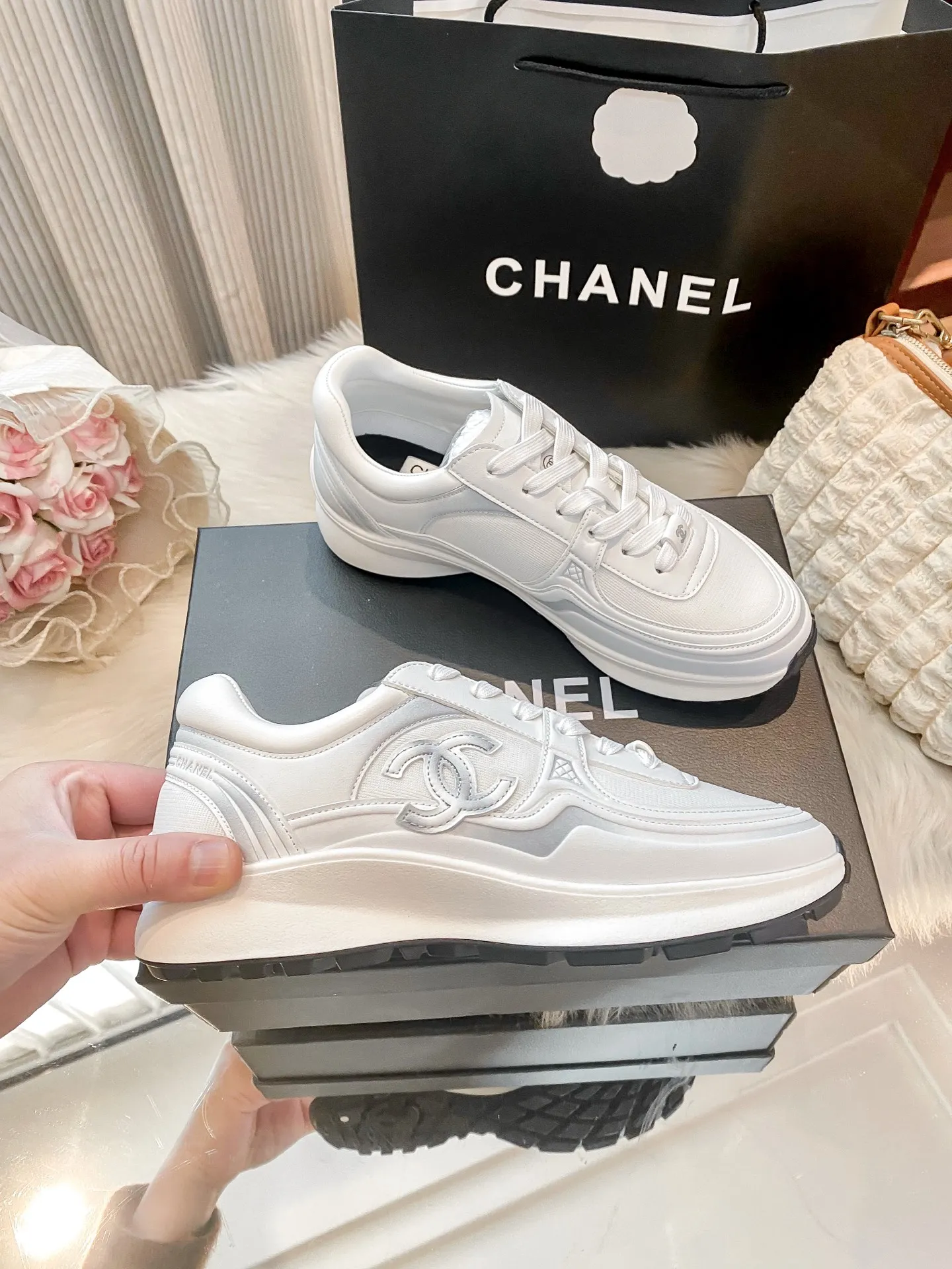 ✅🍿️💰275(配送全套包装) 香奈儿运动鞋 ⚠️高版本 ❇️❇️【 小香 】最❤️颜色新版本🤗🤗最近非常火爆的一款运动鞋👟气质非凡垫脚羊皮拒绝❌臭脚🤭后皱设计舒适百搭、多个颜色选择、每一个颜色都经过精心设计、确保出入专柜毫无压力🥳🥳防滑底设计👍🏻👍🏻姐妹们、加入购物车吧🛒 标准码数:✅35-41 款式:原标,全套包装 颜色:黑色,白色