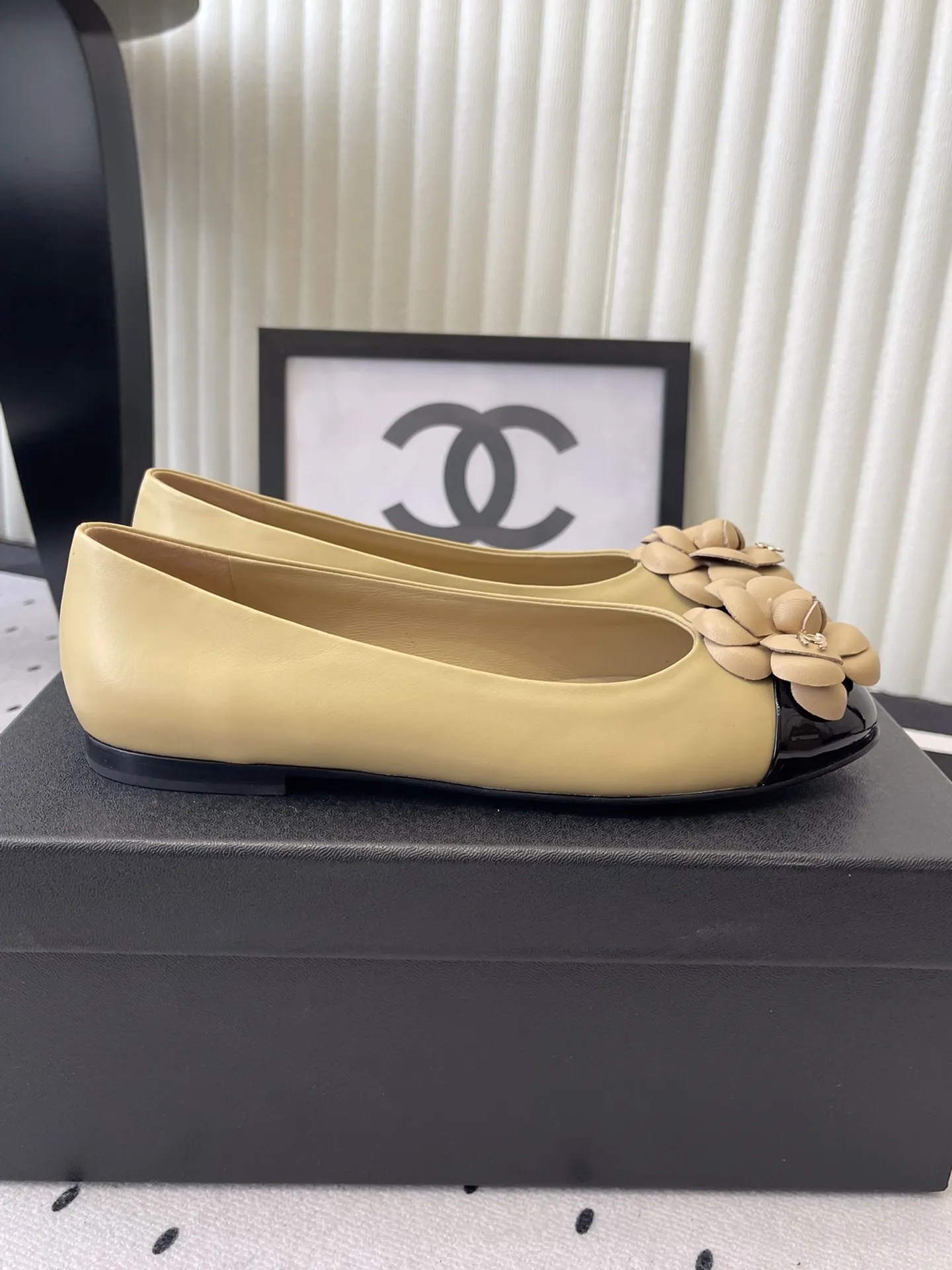 ✅🍿️💰155(配送全套包装) 香奈儿单鞋 Chanel新款山茶花平底鞋 高版本 触感温柔得不像话 鞋面那朵立体山茶花 经典永不过时 进口羊皮鞋面 羊皮垫脚 Size:35-41(40 41订做)