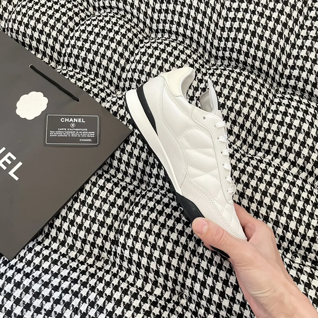 ✅🍿️💰230 （配送全套包装） 香奈儿休闲鞋 ⚠️高版本 CHANEL 香奈儿 2023顶级专柜 官网上新 秋冬新款 香奈儿电绣菱格休闲鞋 小红书推荐 热搜新款 街拍同款 ➤ 原版开模 代购版本 ➤ 进口小羊皮 ➤ 内里羊皮 ➤ 垫脚丝绸牛皮 ➤ 私膜TPU大底 ➤ 全套专柜包装 Szie:35-40