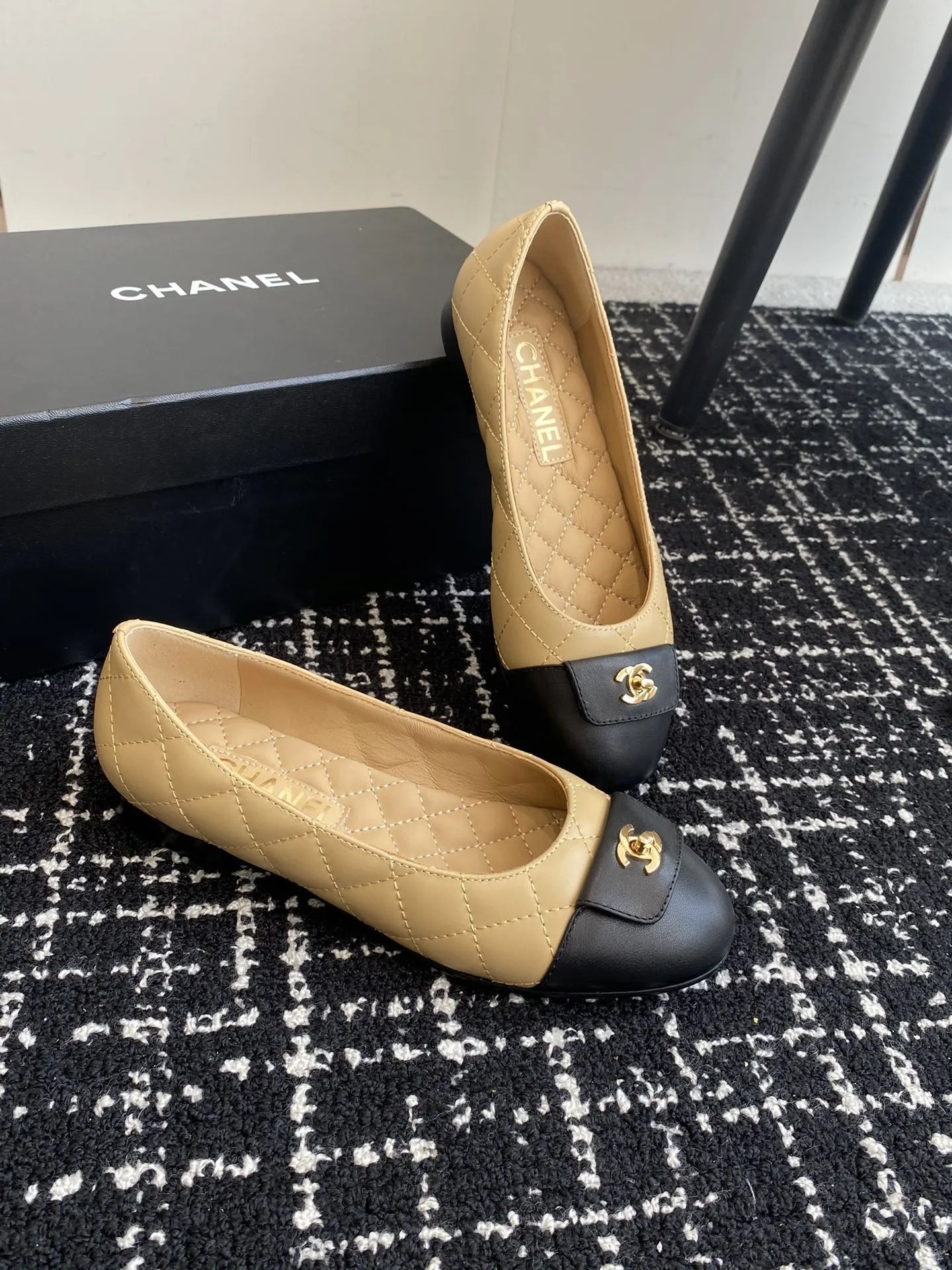 代购级💰280 Chanel23 芭蕾舞单鞋 原版1:1切割而成 Chanel香奈儿万年经典 圆头芭蕾舞鞋 好品质不多 真正做到随便进出专柜无压力 无论楦型、皮料选择、制造工艺都是正品工艺，十分考究。 面料：意大利进口混种羊皮 内里：进口绵羊皮（吸汗柔软） 鞋底：意大利特A级真皮底（非市场普通薄底） Size：#35-41（40.41定做）