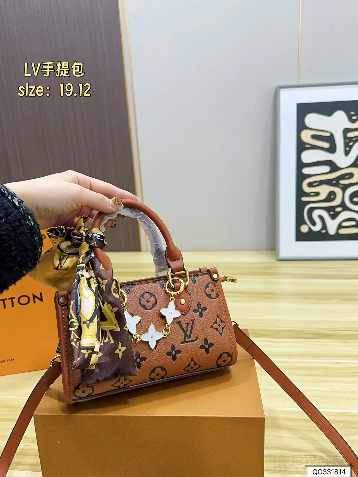 💰130 配盒 Lv手提包 这款包真的很简单 😍 越看越好看 容量非常感人 轻松装纳日常随身物品 尺寸:19.12