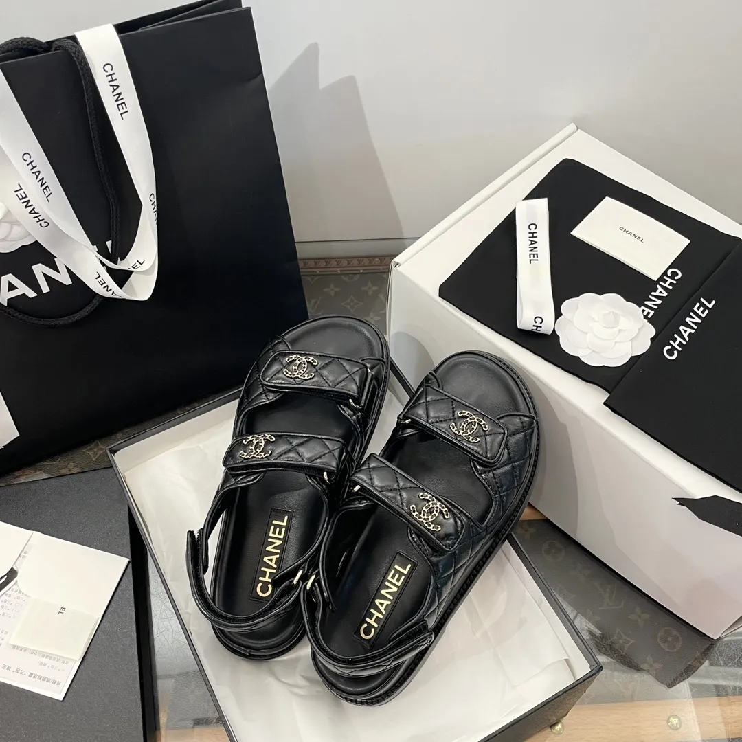 ✅🍿️💰160（配送全套包装） 香奈儿凉鞋 𝗖𝗛*𝗔𝗡𝗟||小香最新款魔术贴 拖鞋款‼️ ⇢✈鞋面：原版1:1定制进口高光羊皮～菱格电绣工艺～饱满有质感！ ⇢✈内里//垫脚：进口哑光羊皮【烫金logo均匀清晰效果与ZP如出一辙】 ⇢✈五金扣：原版1:1独家开模白钢材质～标志性logo链条扣⛓️ ～纯手工打造 双C有独特的印记～持久不软化 ⇢✈中底：原版1:1独家进口PU原材料磨具成型 ⇢✈大底：大底独家1:1原版开模 ⇢✈𝐒𝐈𝐙𝐄: 35、36、37、38、39、40（41定制不退不换）