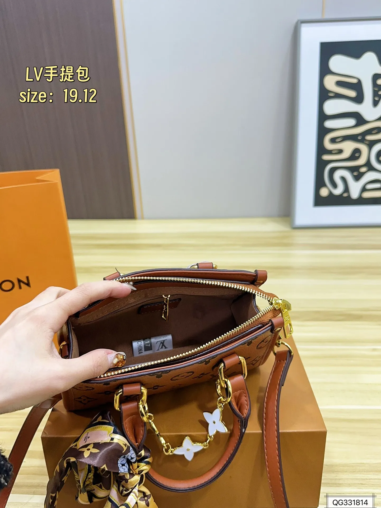 💰130 配盒 Lv手提包 这款包真的很简单 😍 越看越好看 容量非常感人 轻松装纳日常随身物品 尺寸：19.12