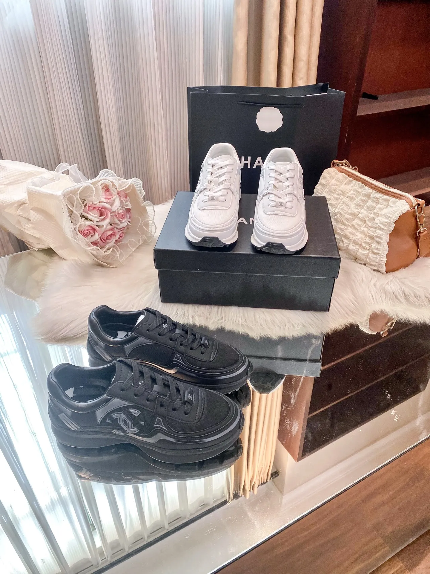 ✅🍿️💰275(配送全套包装) 香奈儿运动鞋 ⚠️高版本 ❇️❇️【 小香 】最❤️颜色新版本🤗🤗最近非常火爆的一款运动鞋👟气质非凡垫脚羊皮拒绝❌臭脚🤭后皱设计舒适百搭、多个颜色选择、每一个颜色都经过精心设计、确保出入专柜毫无压力🥳🥳防滑底设计👍🏻👍🏻姐妹们、加入购物车吧🛒 标准码数:✅35-41 款式:原标,全套包装 颜色:黑色,白色