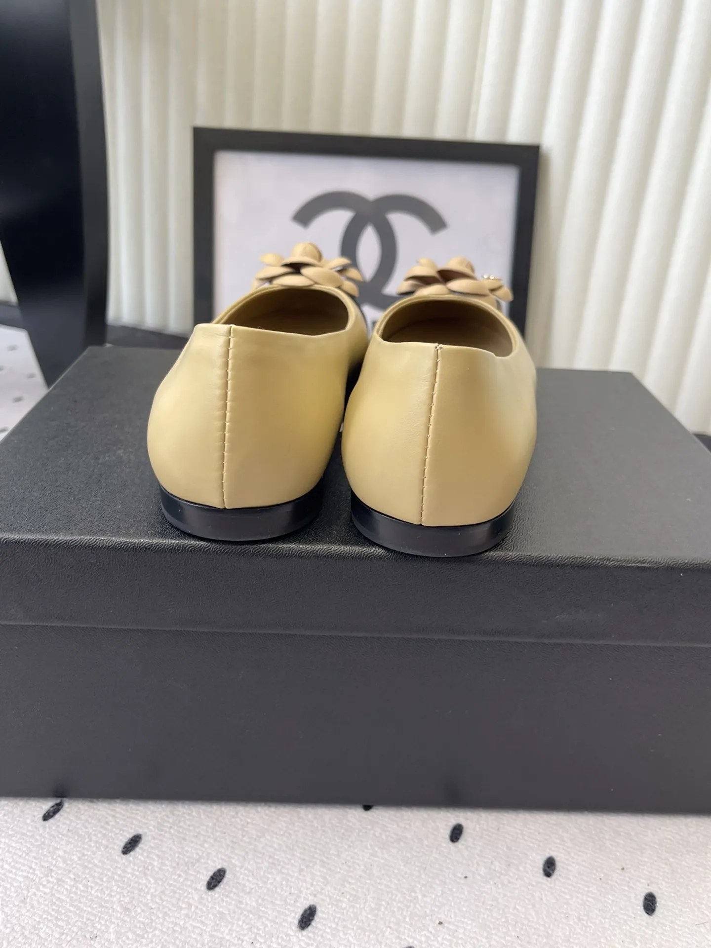 ✅🍿️💰155（配送全套包装） 香奈儿单鞋 Chanel新款山茶花平底鞋 高版本 触感温柔得不像话 鞋面那朵立体山茶花 经典永不过时 进口羊皮鞋面 羊皮垫脚 Size：35-41（40 41订做）