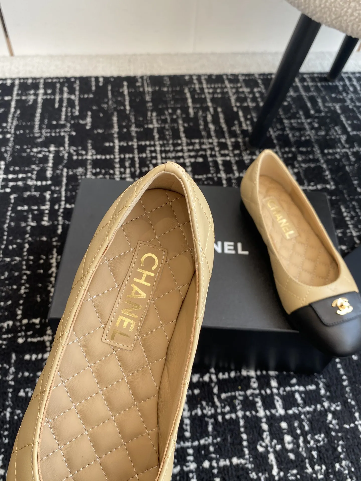 代购级💰280 Chanel23 芭蕾舞单鞋 原版1:1切割而成 Chanel香奈儿万年经典 圆头芭蕾舞鞋 好品质不多 真正做到随便进出专柜无压力 无论楦型、皮料选择、制造工艺都是正品工艺,十分考究。 面料:意大利进口混种羊皮 内里:进口绵羊皮(吸汗柔软) 鞋底:意大利特A级真皮底(非市场普通薄底) Size:#35-41(40.41定做)