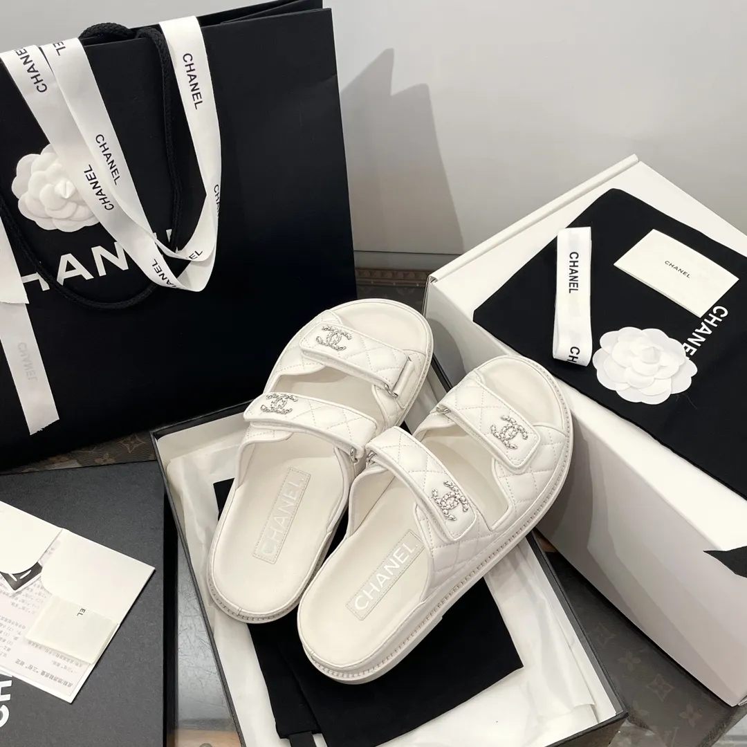 ✅🍿️💰160(配送全套包装) 香奈儿凉鞋 𝗖𝗛*𝗔𝗡𝗟||小香最新款魔术贴 拖鞋款‼️ ⇢✈鞋面:原版1:1定制进口高光羊皮~菱格电绣工艺~饱满有质感! ⇢✈内里//垫脚:进口哑光羊皮【烫金logo均匀清晰效果与ZP如出一辙】 ⇢✈五金扣:原版1:1独家开模白钢材质~标志性logo链条扣⛓️ ~纯手工打造 双C有独特的印记~持久不软化 ⇢✈中底:原版1:1独家进口PU原材料磨具成型 ⇢✈大底:大底独家1:1原版开模 ⇢✈𝐒𝐈𝐙𝐄: 35、36、37、38、39、40(41定制不退不换)