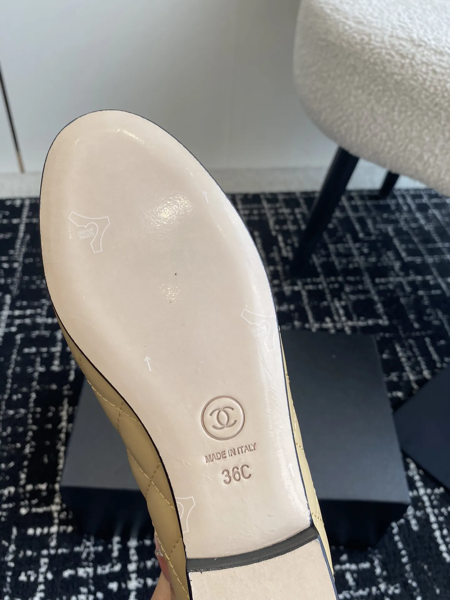 代购级💰280 Chanel23 芭蕾舞单鞋 原版1:1切割而成 Chanel香奈儿万年经典 圆头芭蕾舞鞋 好品质不多 真正做到随便进出专柜无压力 无论楦型、皮料选择、制造工艺都是正品工艺,十分考究。 面料:意大利进口混种羊皮 内里:进口绵羊皮(吸汗柔软) 鞋底:意大利特A级真皮底(非市场普通薄底) Size:#35-41(40.41定做)