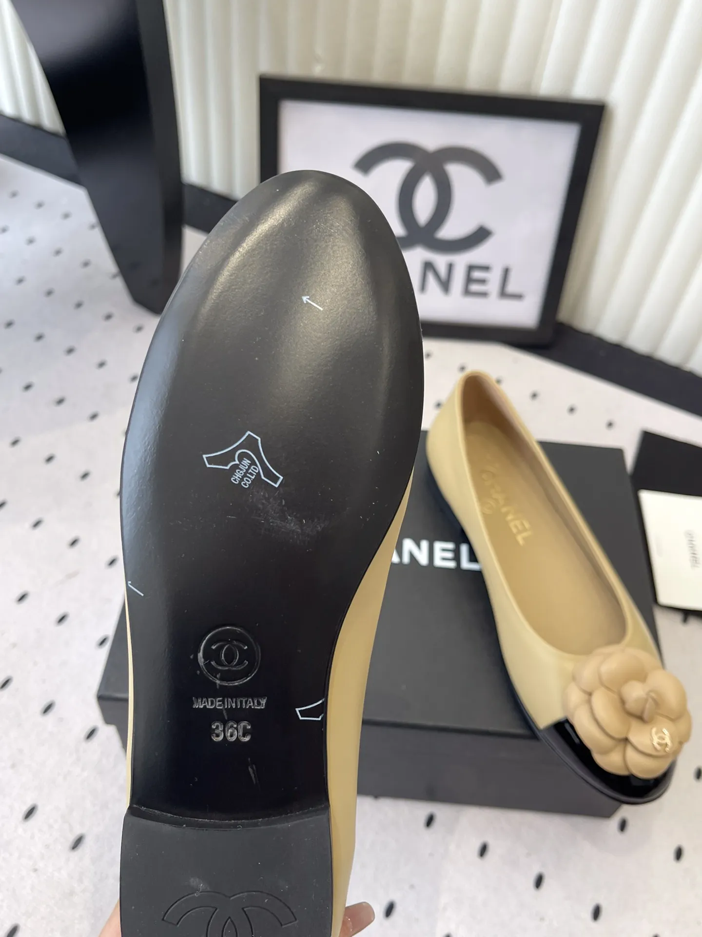 ✅🍿️💰155（配送全套包装） 香奈儿单鞋 Chanel新款山茶花平底鞋 高版本 触感温柔得不像话 鞋面那朵立体山茶花 经典永不过时 进口羊皮鞋面 羊皮垫脚 Size：35-41（40 41订做）