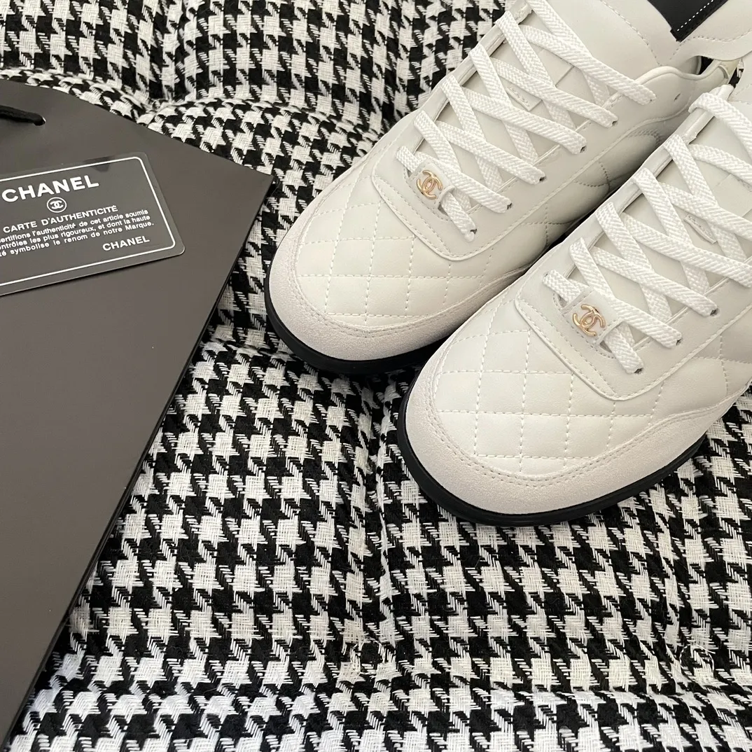 ✅🍿️💰230 （配送全套包装） 香奈儿休闲鞋 ⚠️高版本 CHANEL 香奈儿 2023顶级专柜 官网上新 秋冬新款 香奈儿电绣菱格休闲鞋 小红书推荐 热搜新款 街拍同款 ➤ 原版开模 代购版本 ➤ 进口小羊皮 ➤ 内里羊皮 ➤ 垫脚丝绸牛皮 ➤ 私膜TPU大底 ➤ 全套专柜包装 Szie:35-40