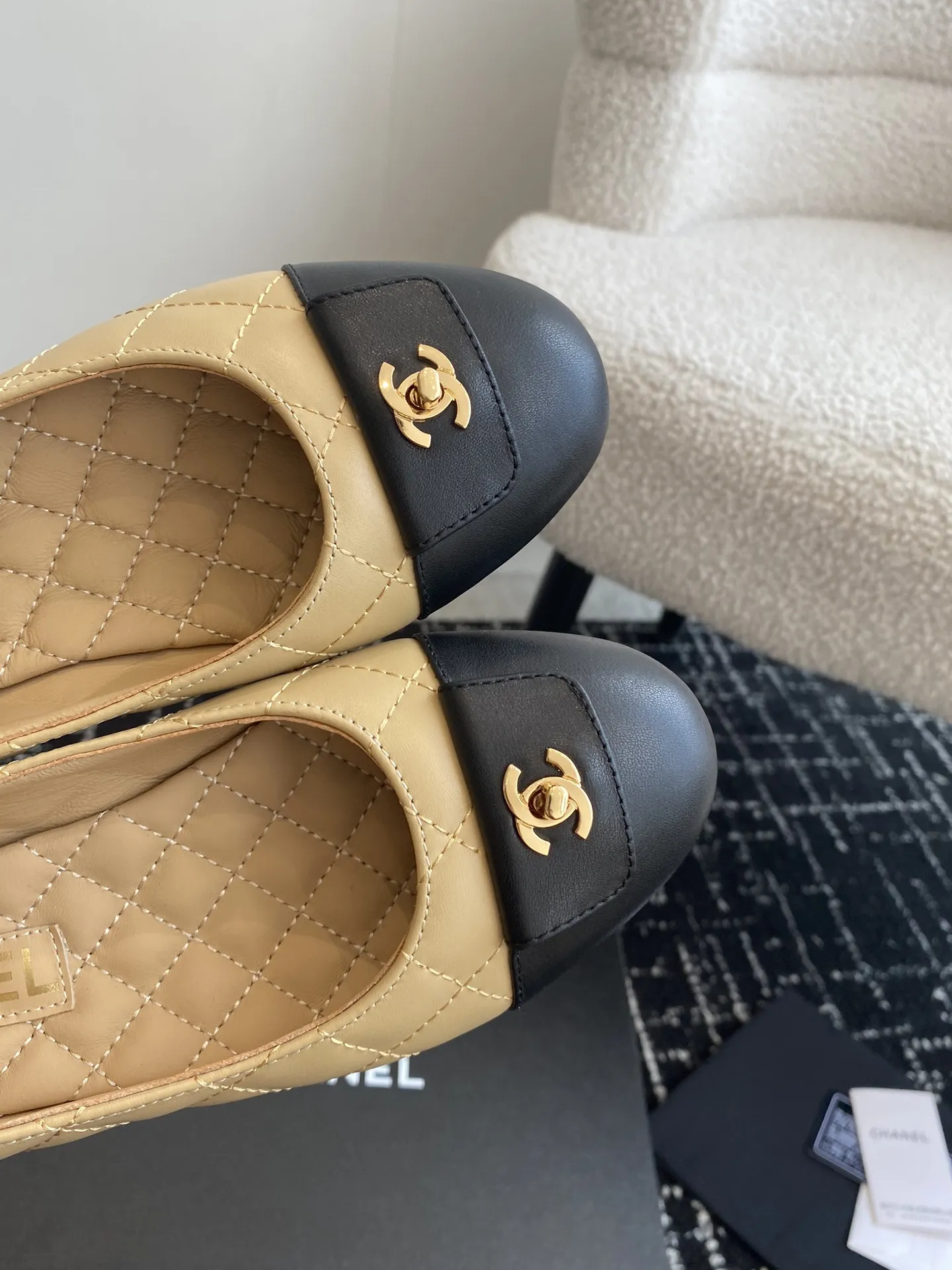 代购级💰280 Chanel23 芭蕾舞单鞋 原版1:1切割而成 Chanel香奈儿万年经典 圆头芭蕾舞鞋 好品质不多 真正做到随便进出专柜无压力 无论楦型、皮料选择、制造工艺都是正品工艺，十分考究。 面料：意大利进口混种羊皮 内里：进口绵羊皮（吸汗柔软） 鞋底：意大利特A级真皮底（非市场普通薄底） Size：#35-41（40.41定做）