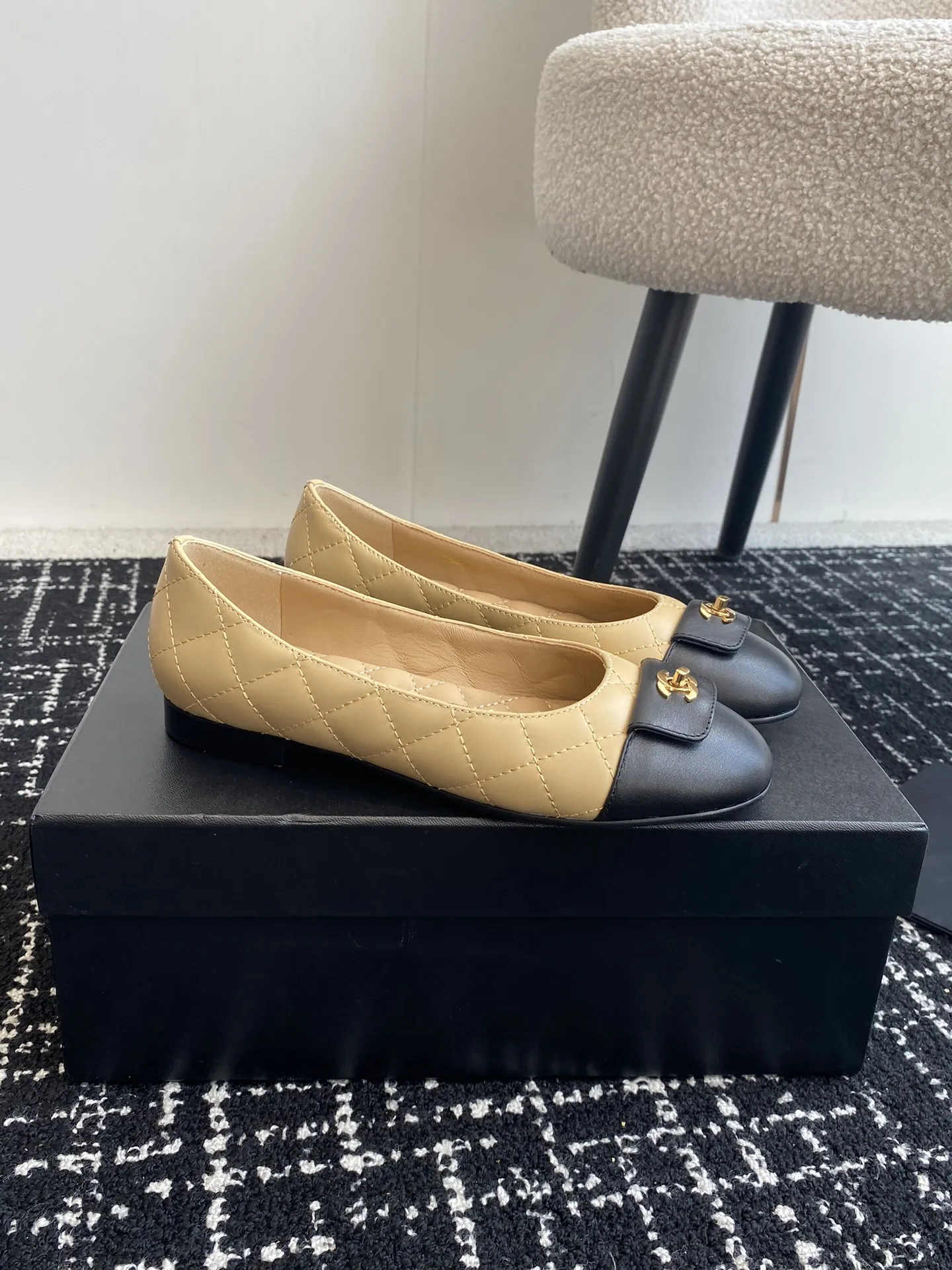 代购级💰280 Chanel23 芭蕾舞单鞋 原版1:1切割而成 Chanel香奈儿万年经典 圆头芭蕾舞鞋 好品质不多 真正做到随便进出专柜无压力 无论楦型、皮料选择、制造工艺都是正品工艺,十分考究。 面料:意大利进口混种羊皮 内里:进口绵羊皮(吸汗柔软) 鞋底:意大利特A级真皮底(非市场普通薄底) Size:#35-41(40.41定做)