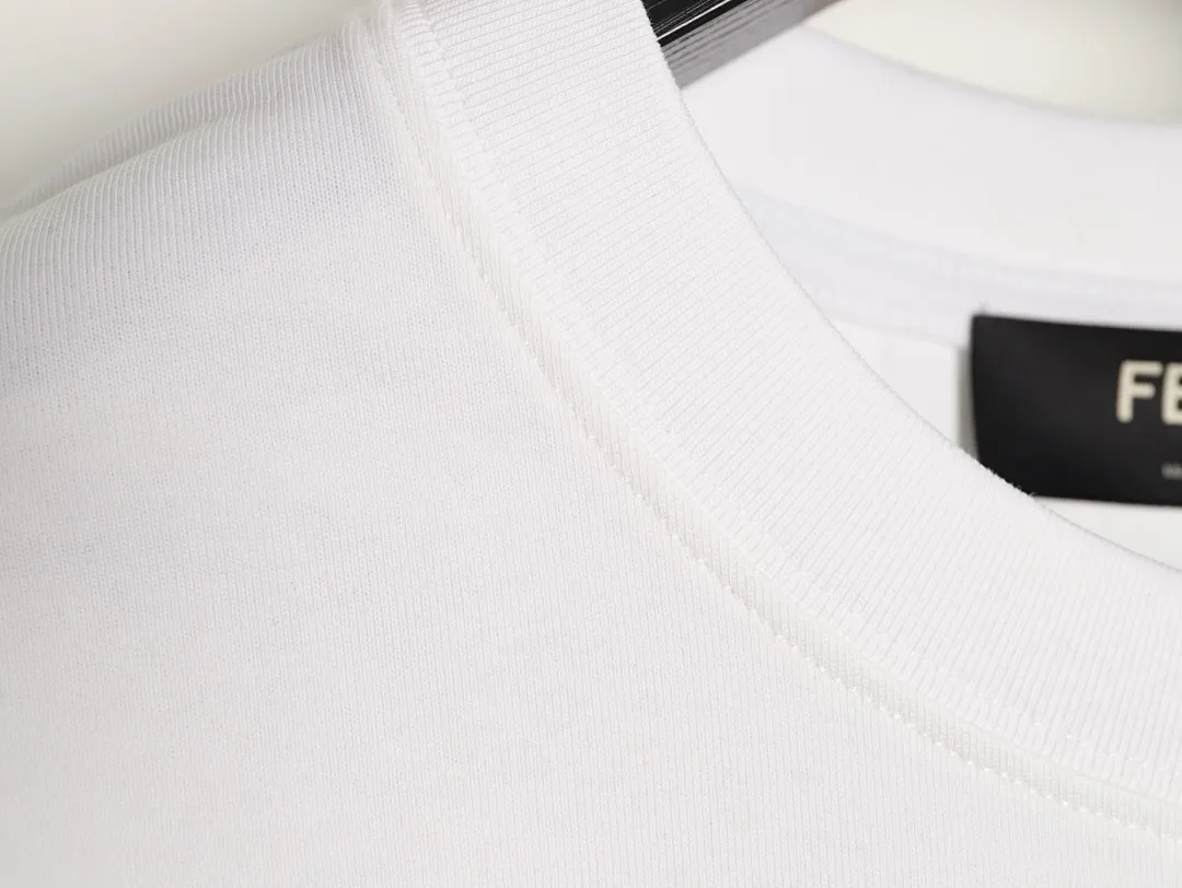 FENDI 芬迪 2026新款 官网同步 立体烫珠重工刺绣字母logo 男女同款 短袖t恤