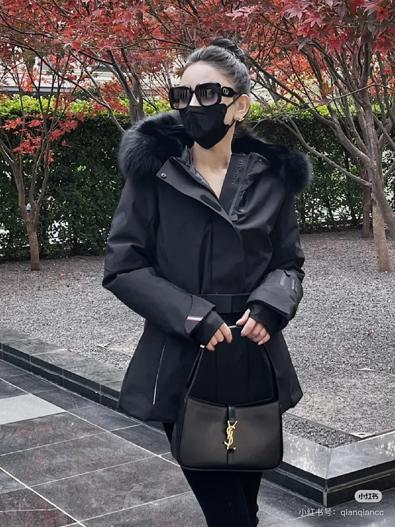 Moncler 蒙口 Bauges披肩连帽狐狸毛领羽绒服
