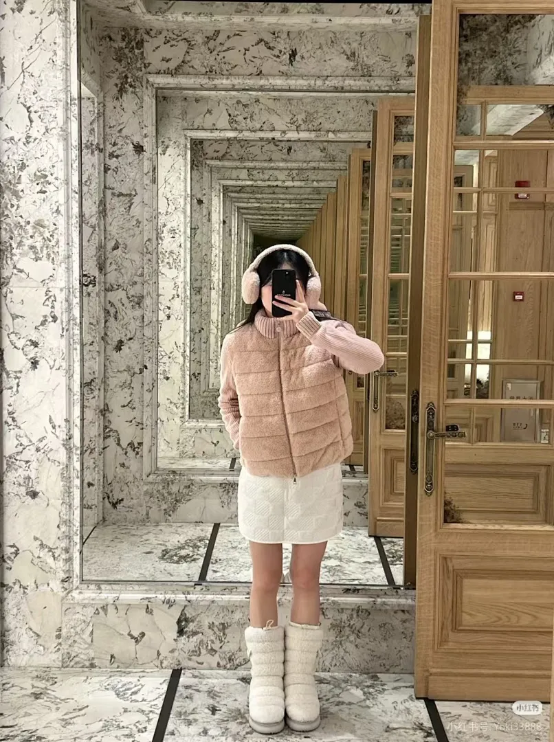 Moncler 蒙口女款羊羔毛拼接羽绒服