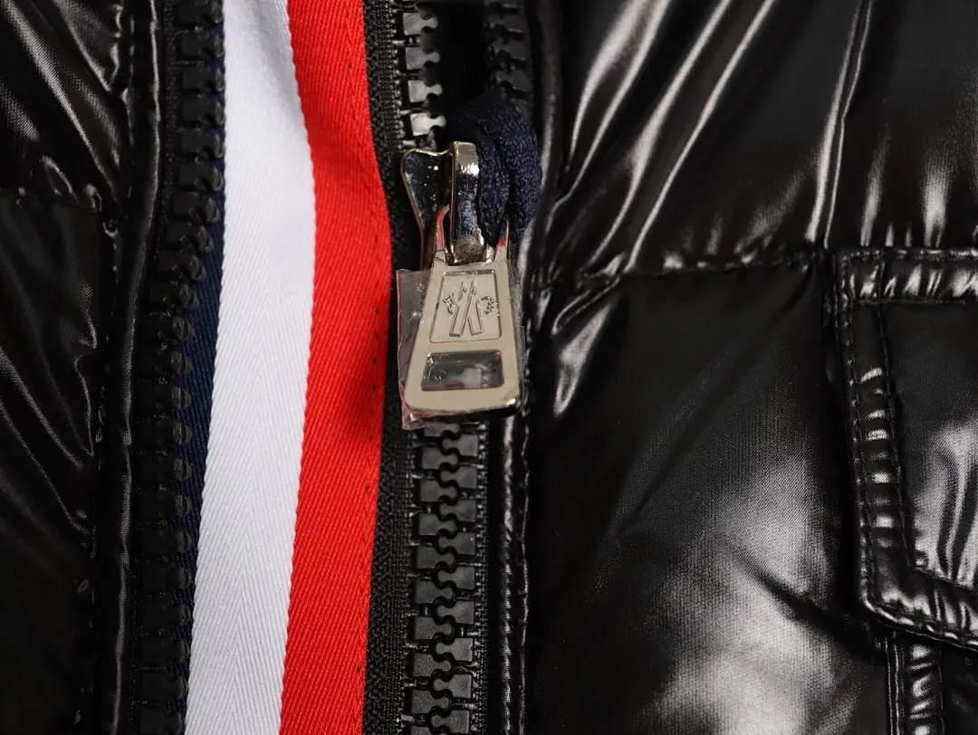 Moncler 蒙口 彩虹织带拉链连帽羽绒马甲