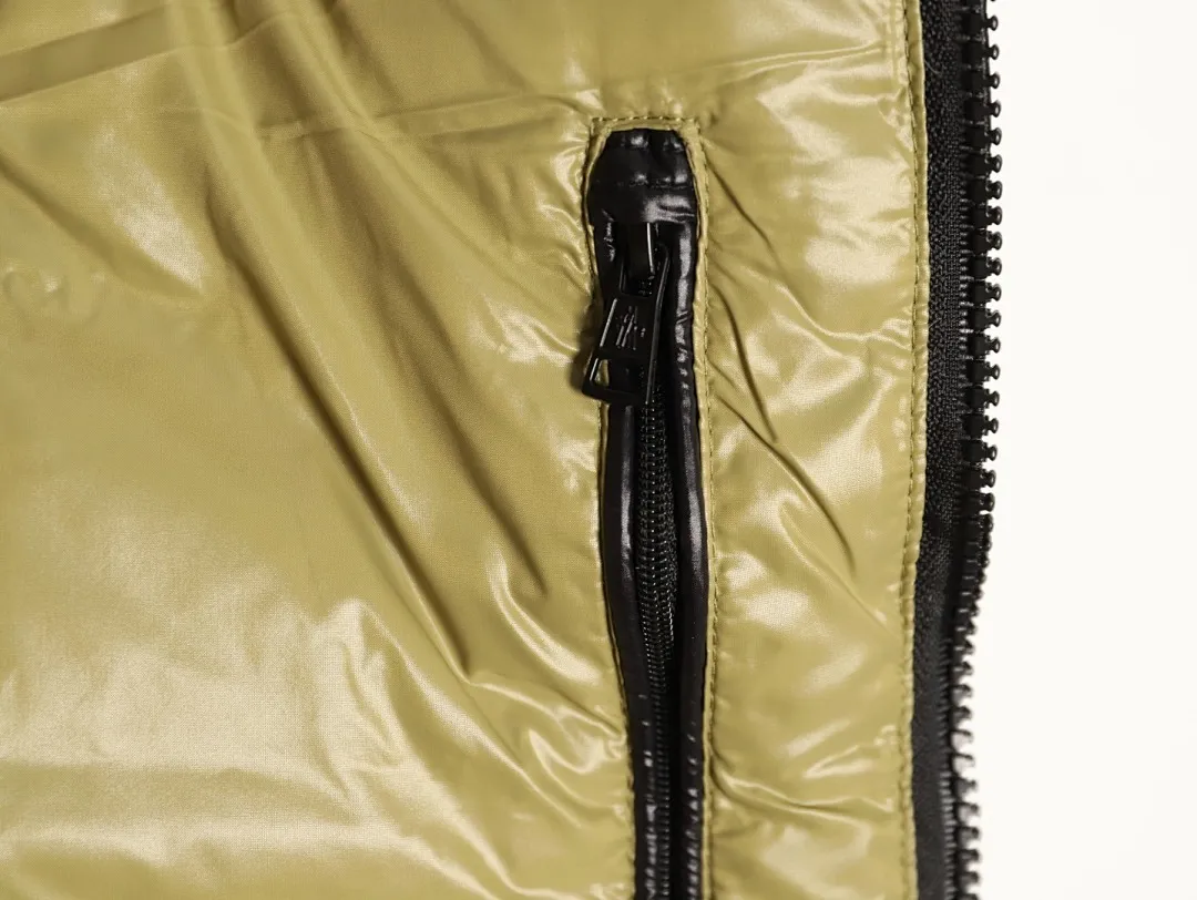 Moncler 蒙口 黑绿羽绒马甲