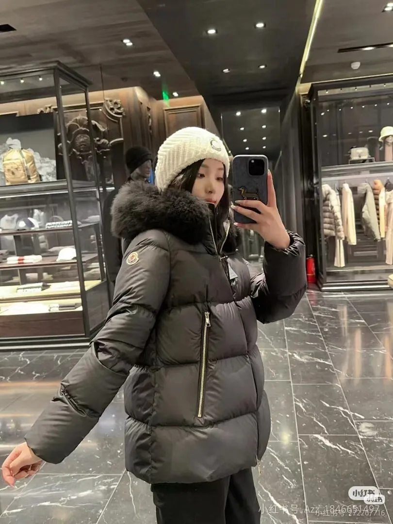 Moncler 蒙口 FW25 Laichefur纯色连帽短款羽绒服夹克外套