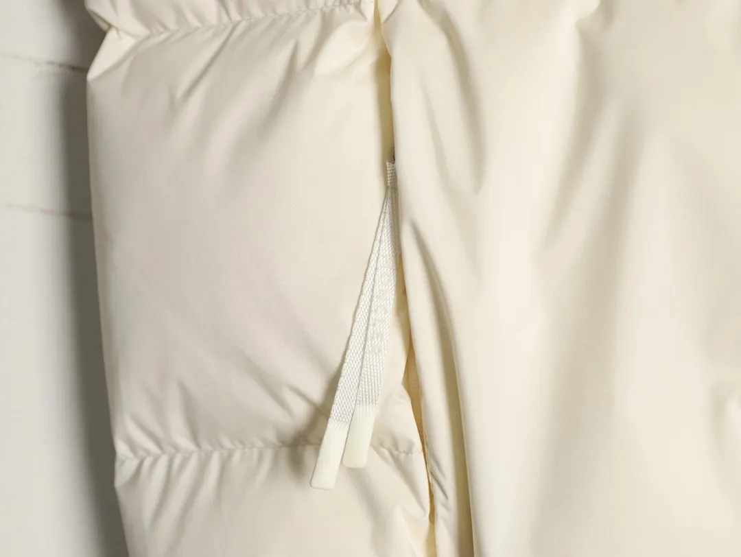 Moncler Alma 蒙口大标羽绒马甲